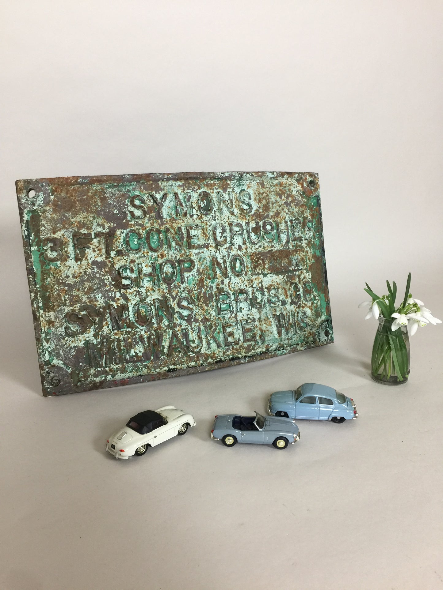 Vacker och svängd gammal skylt med mycket fin patina