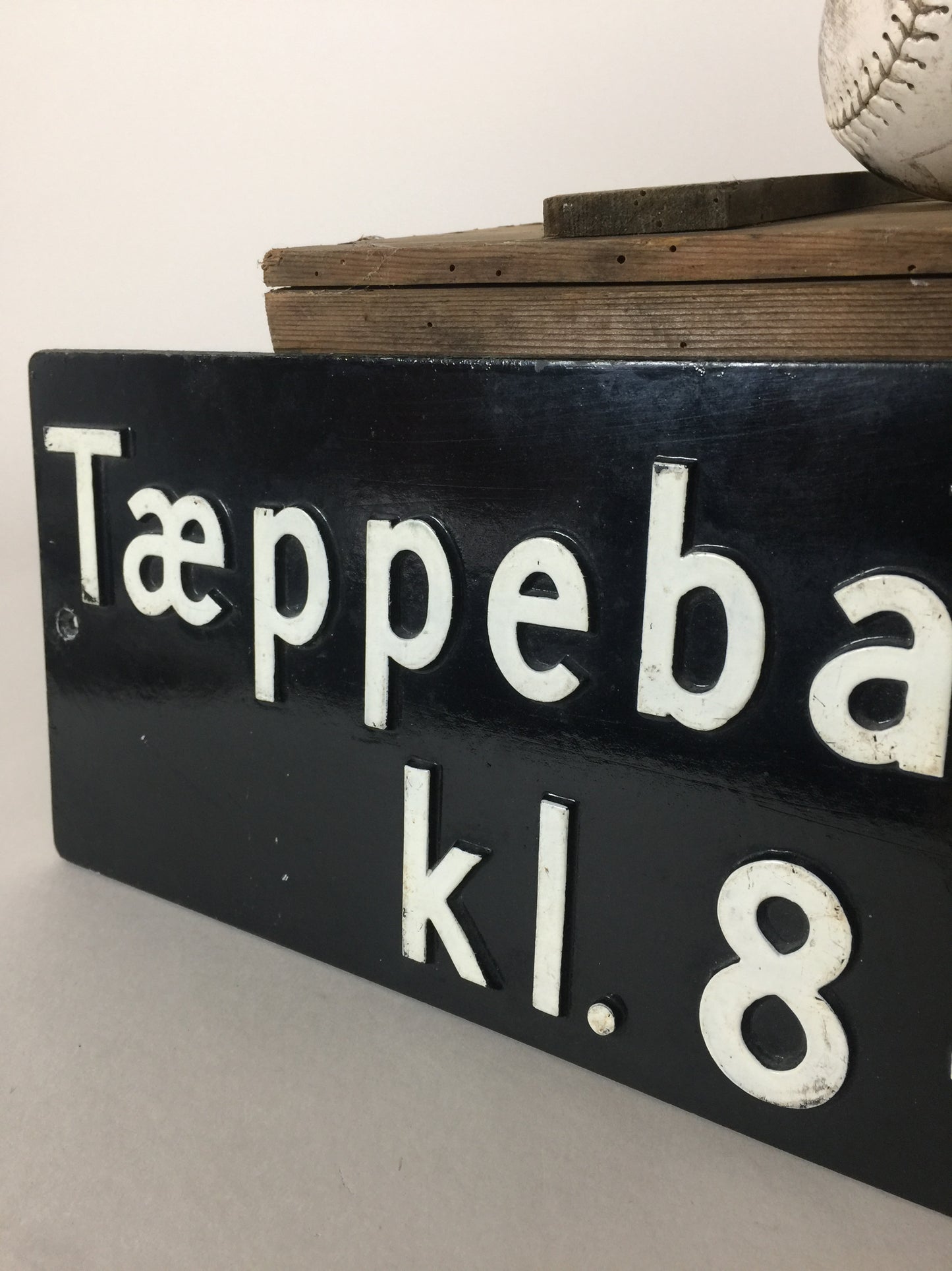 Vacker gammal skylt från en svunnen tid