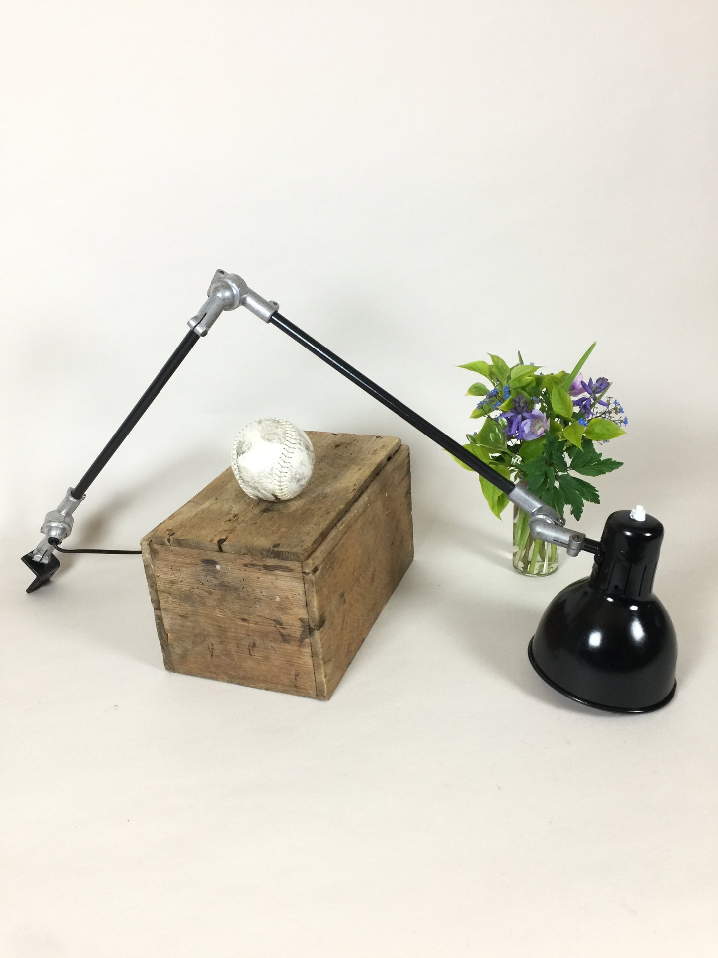 Rijo vägglampa med små bitmärken från tidens tand