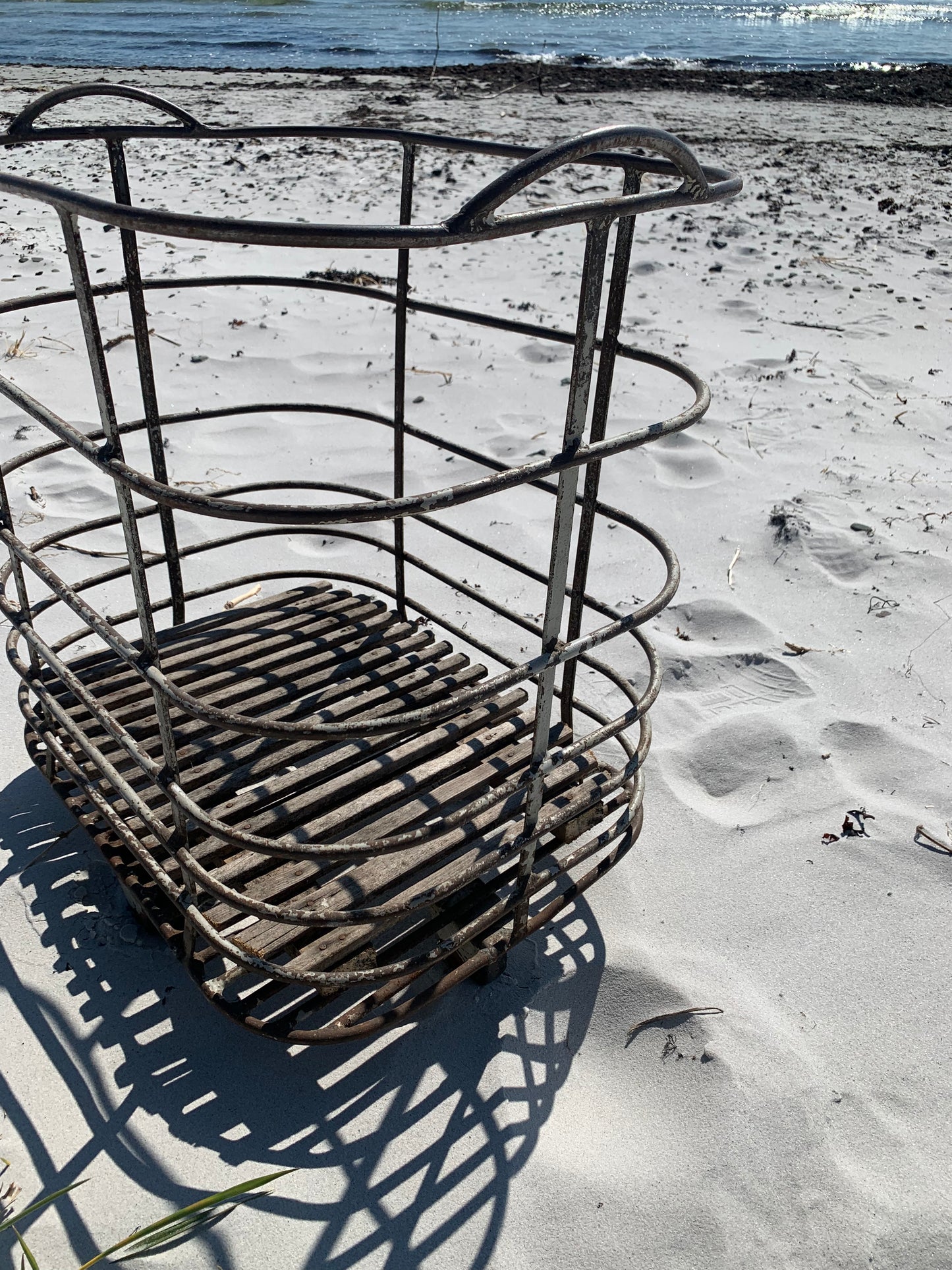 Fransk vagn med hjul och träbotten