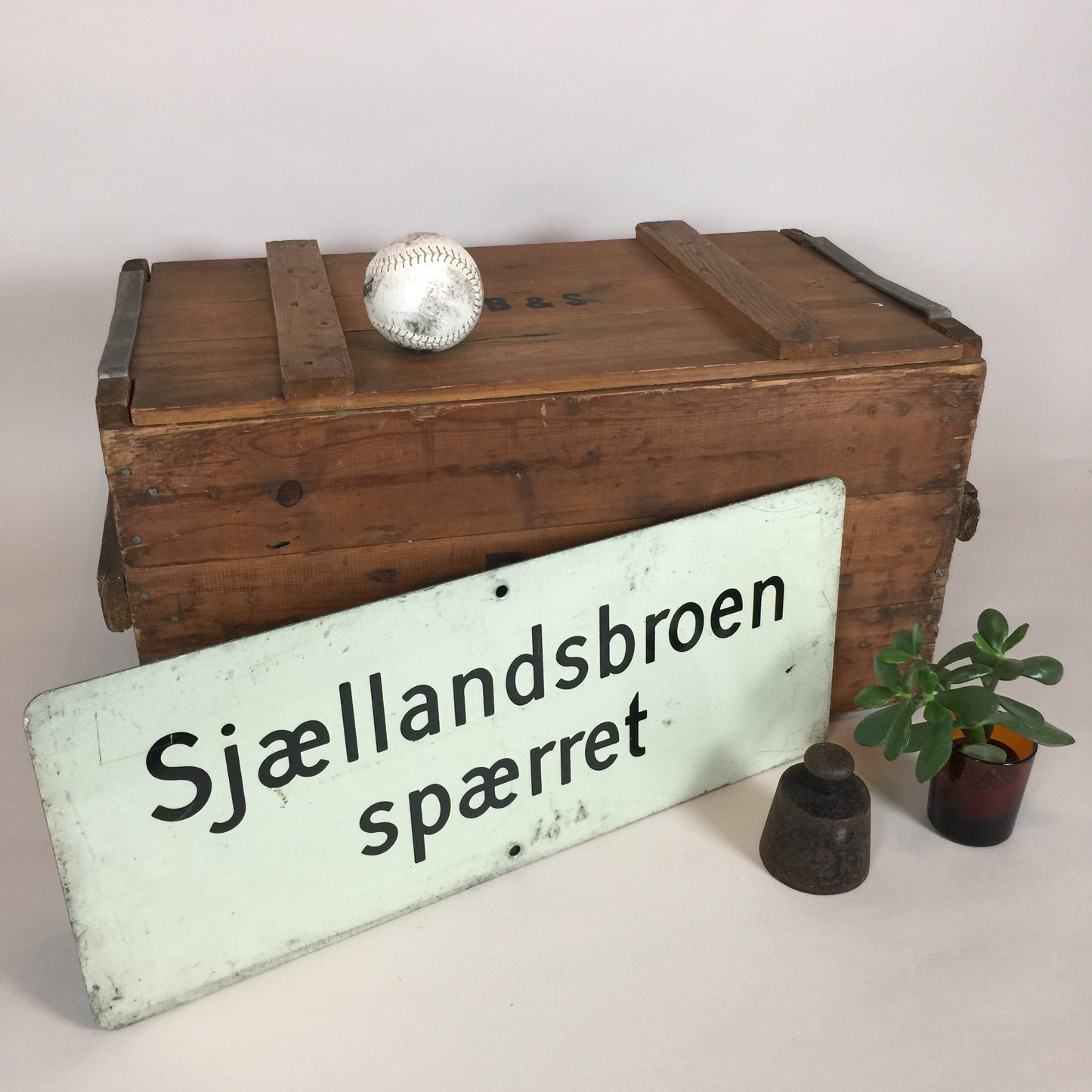 Skyltar från en bro i Köpenhamn