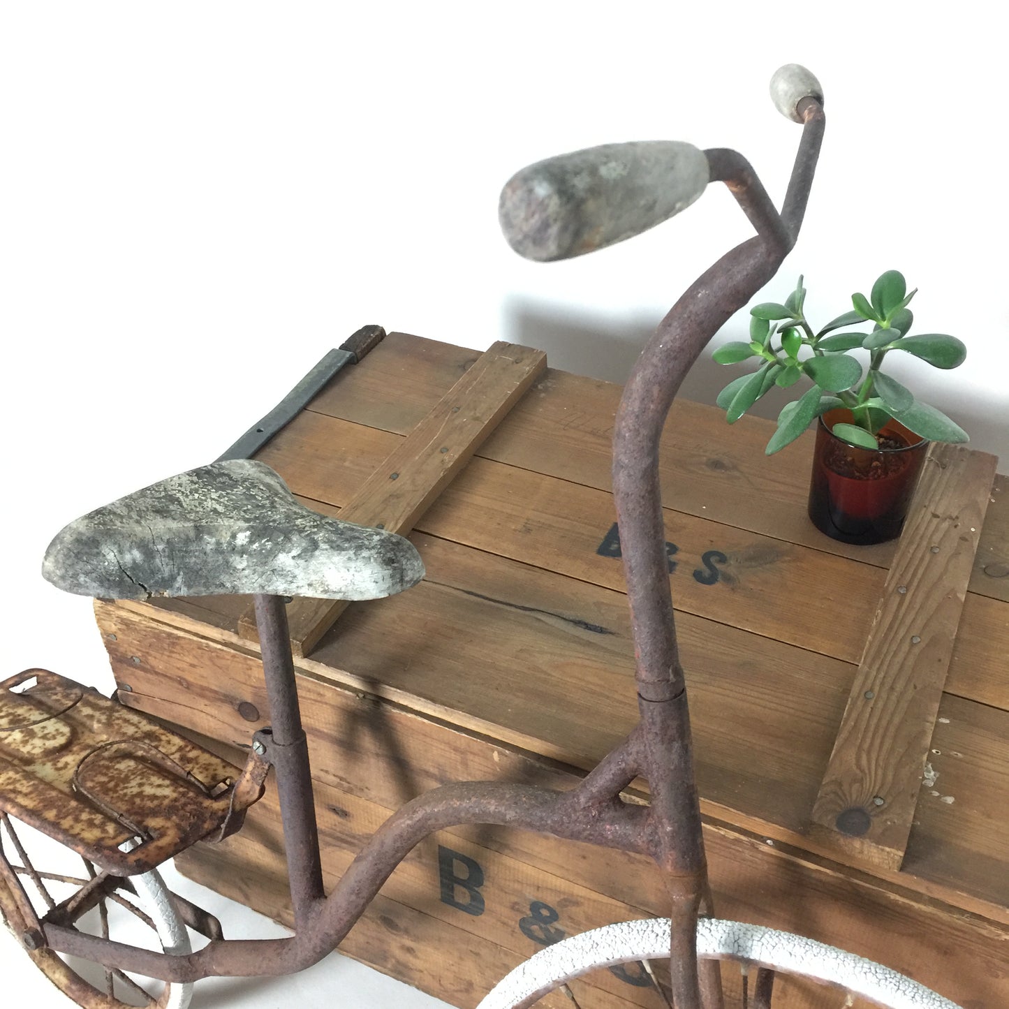 Dekorativ barncykel med mycket patina