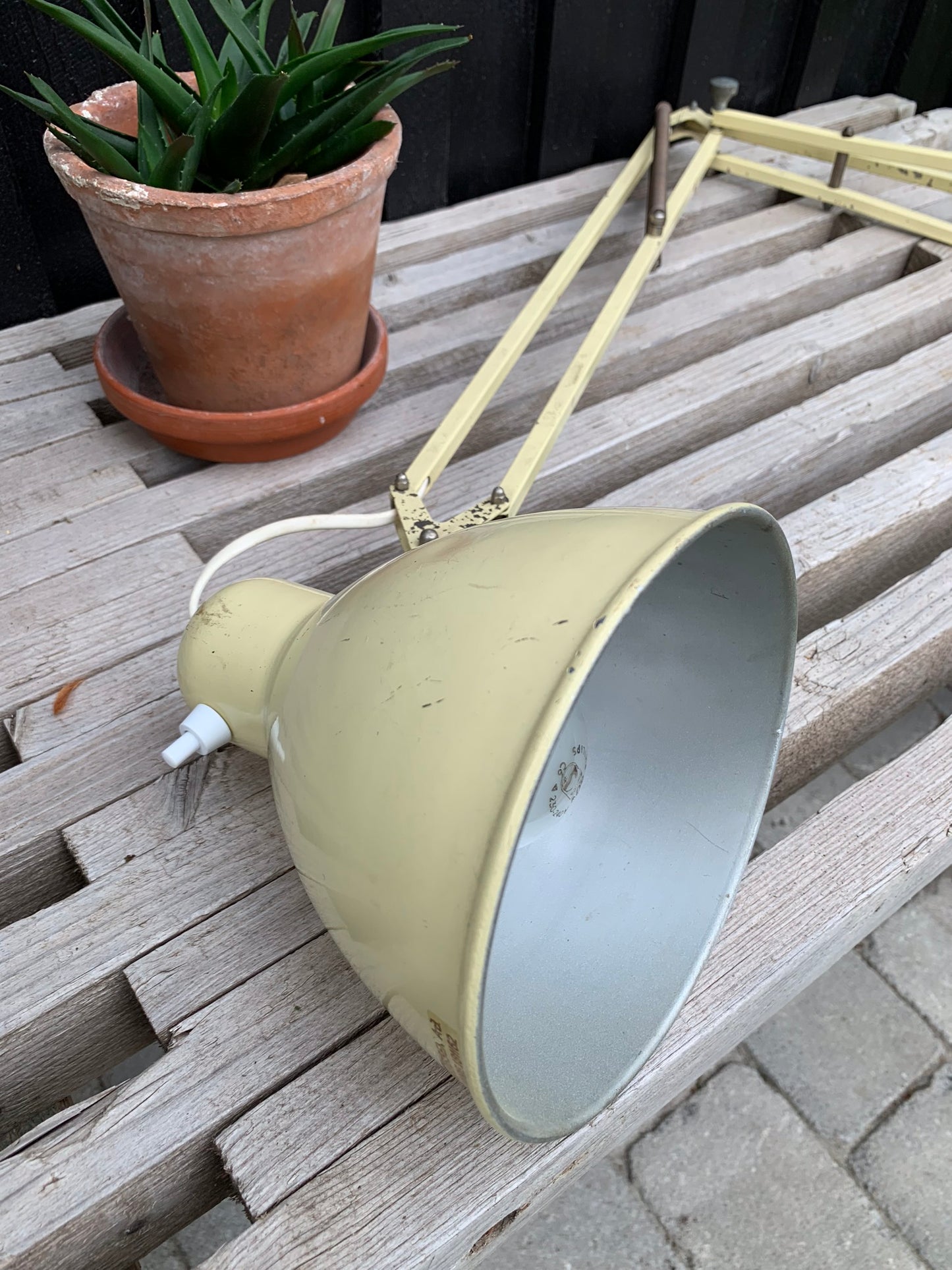 Vacker gammal Luxo lampa med roliga detaljer