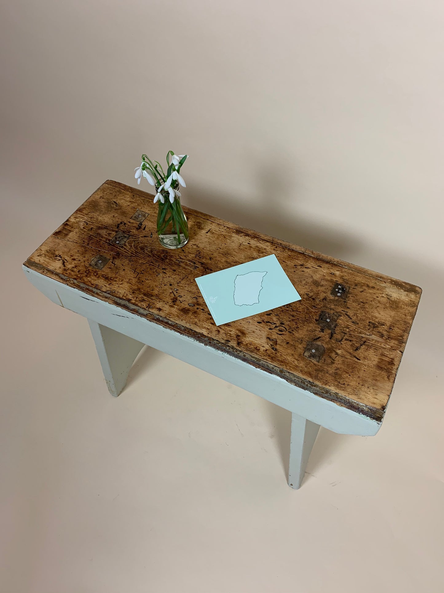 Liten bänk med mycket patina