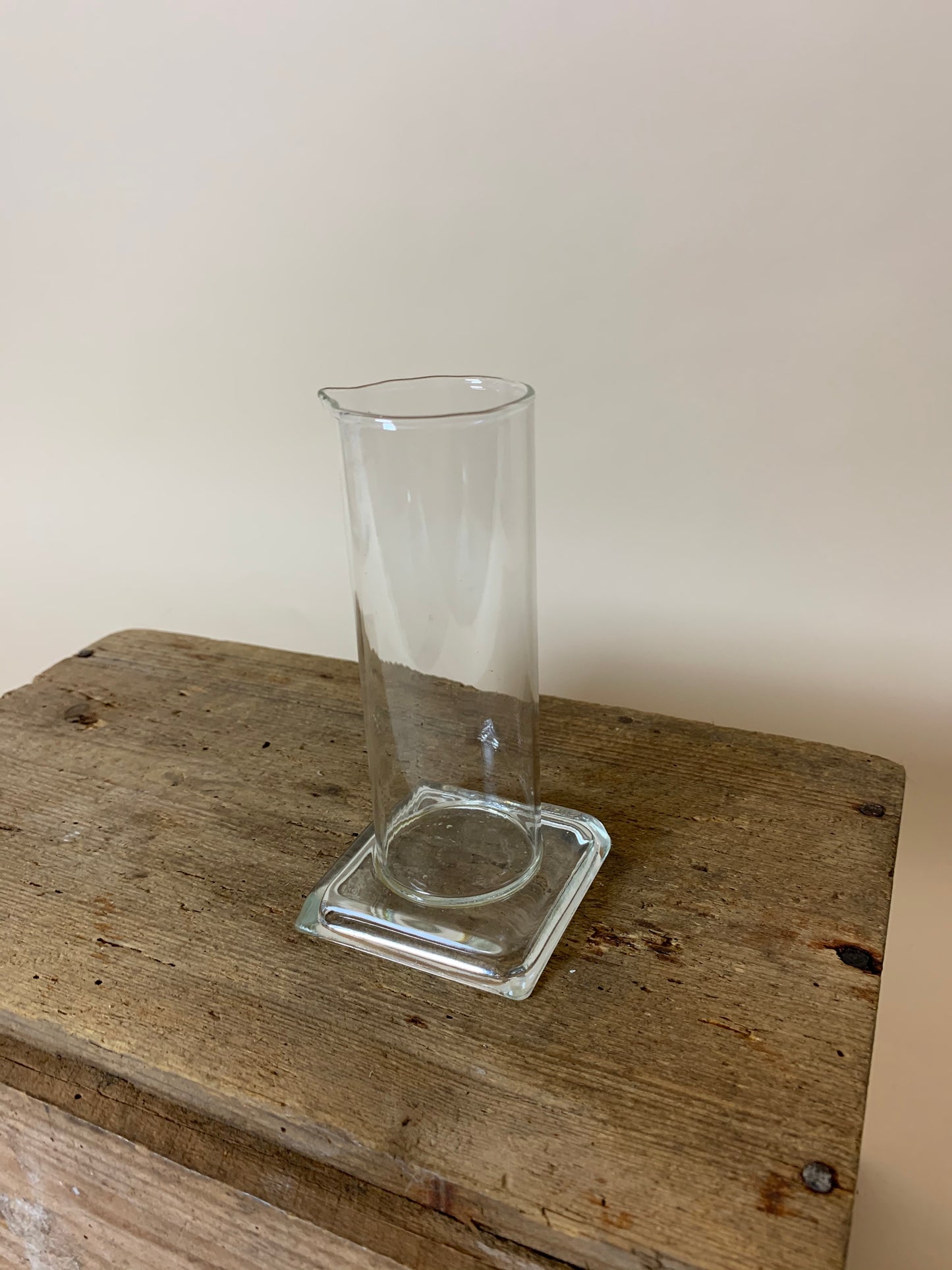 Laboratorieglas med fyrkantig botten