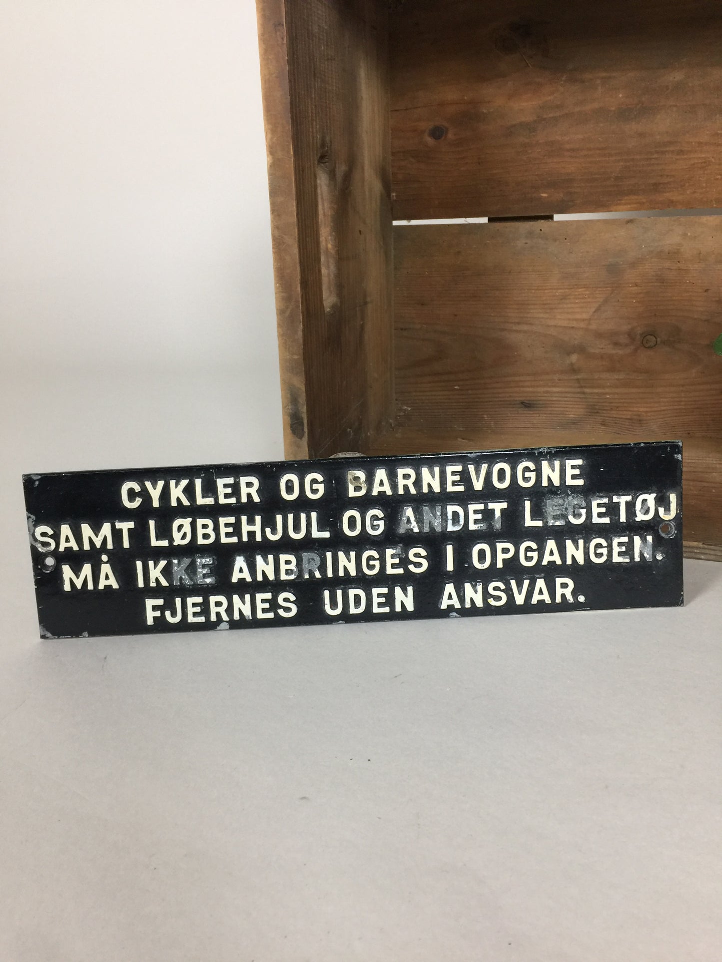 Skylt med text