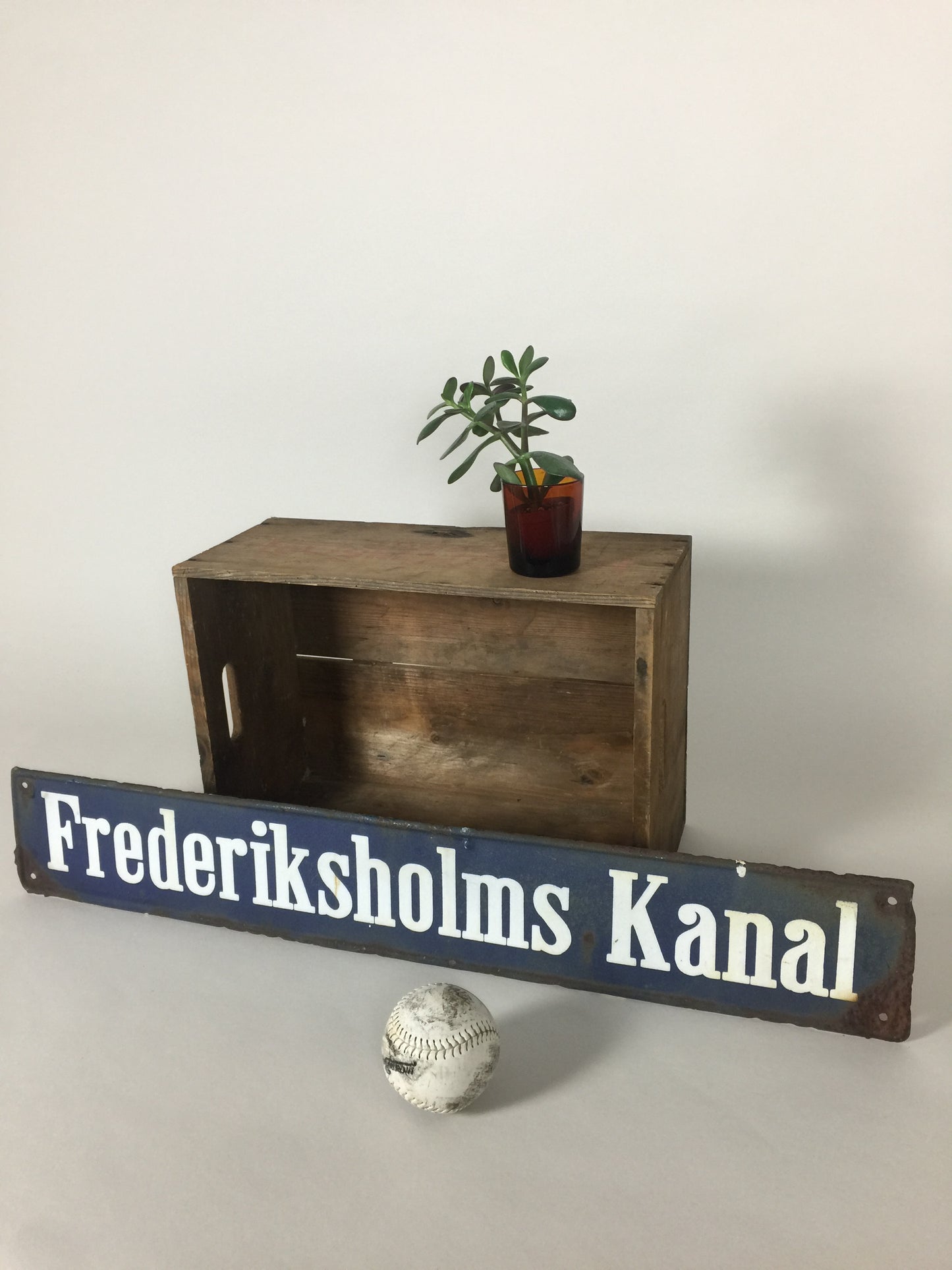 Vägskylt med själ och historia
