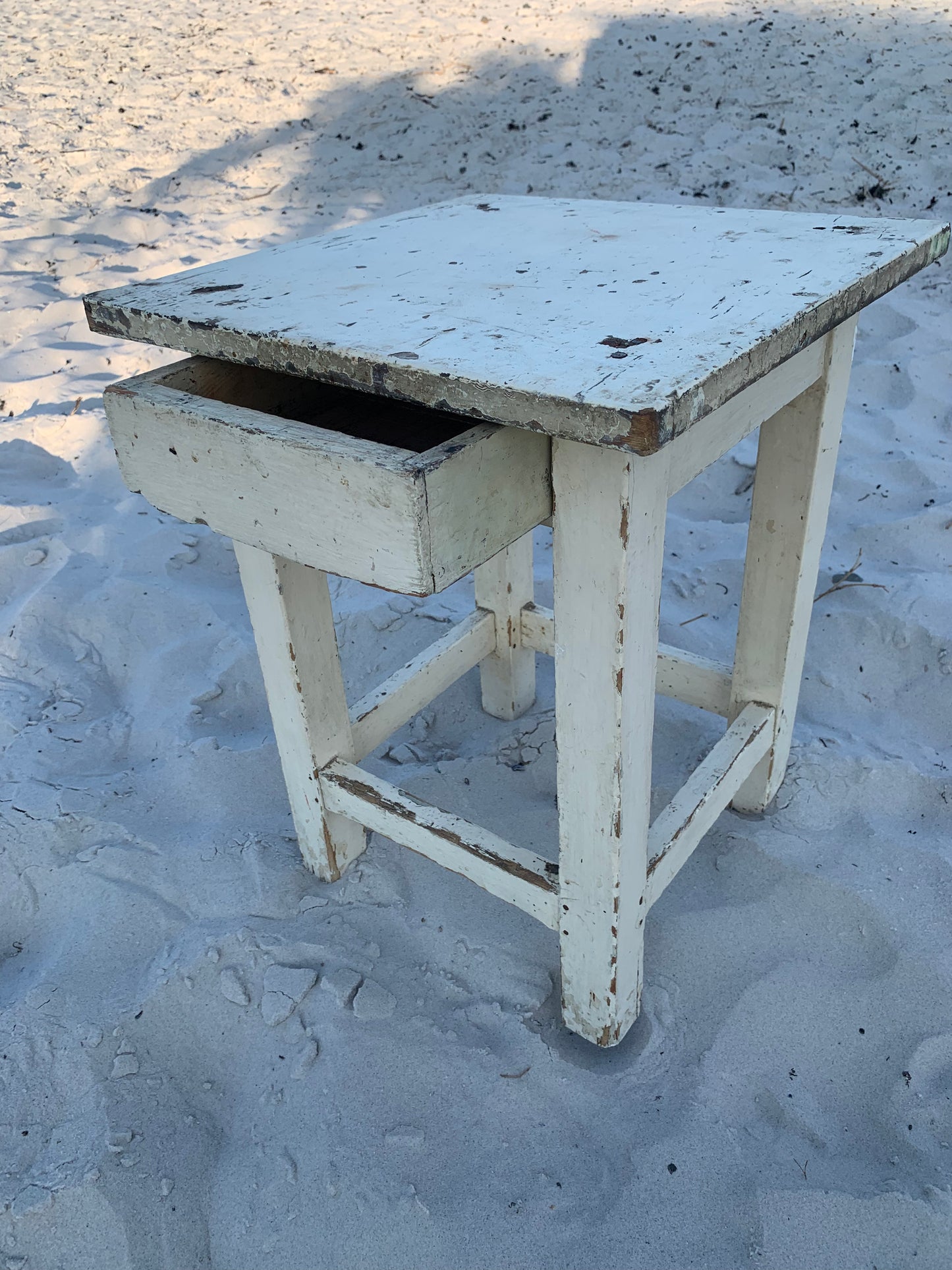Litet bord med låda