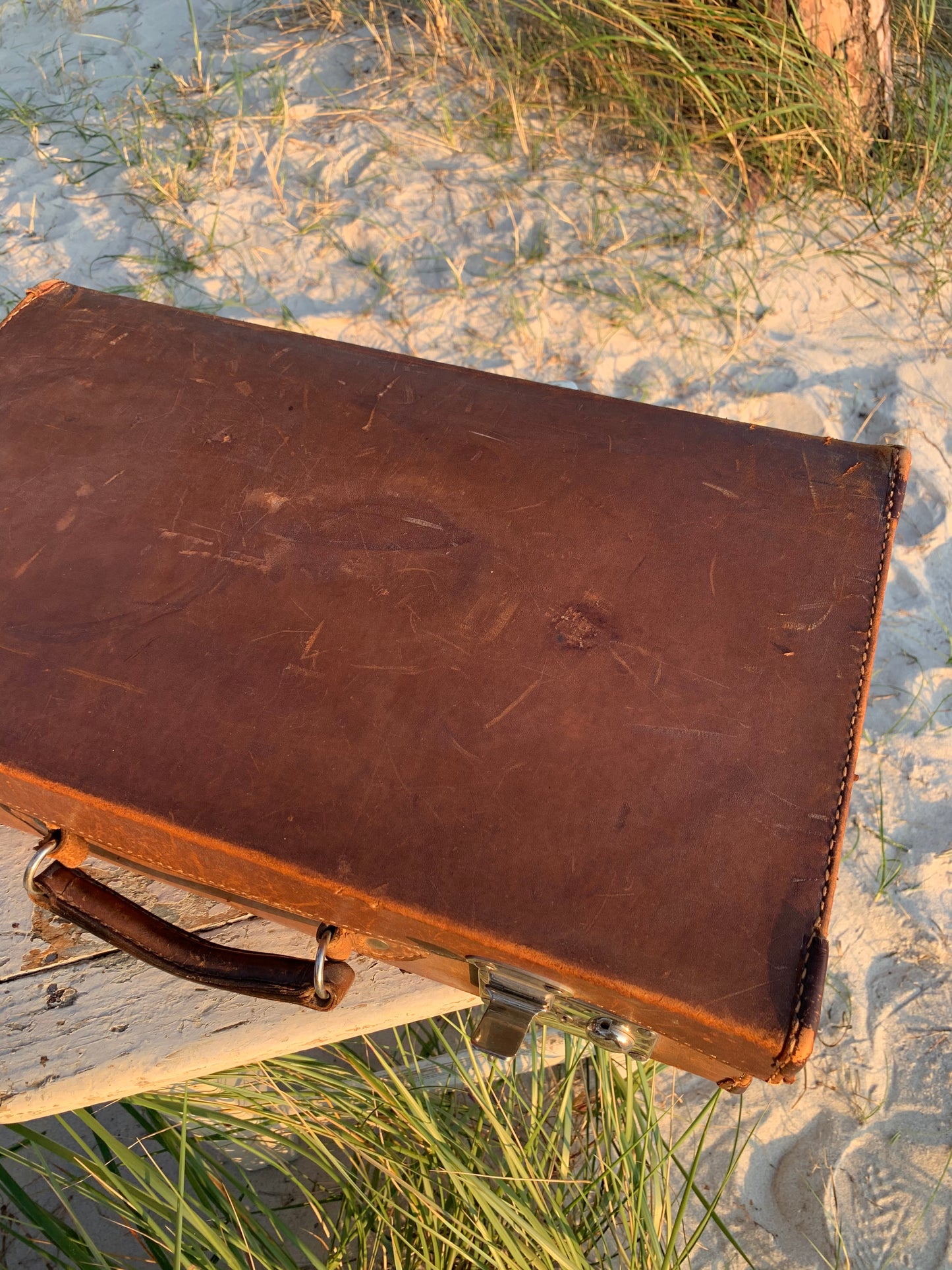 Resväska i skinn med mycket patina
