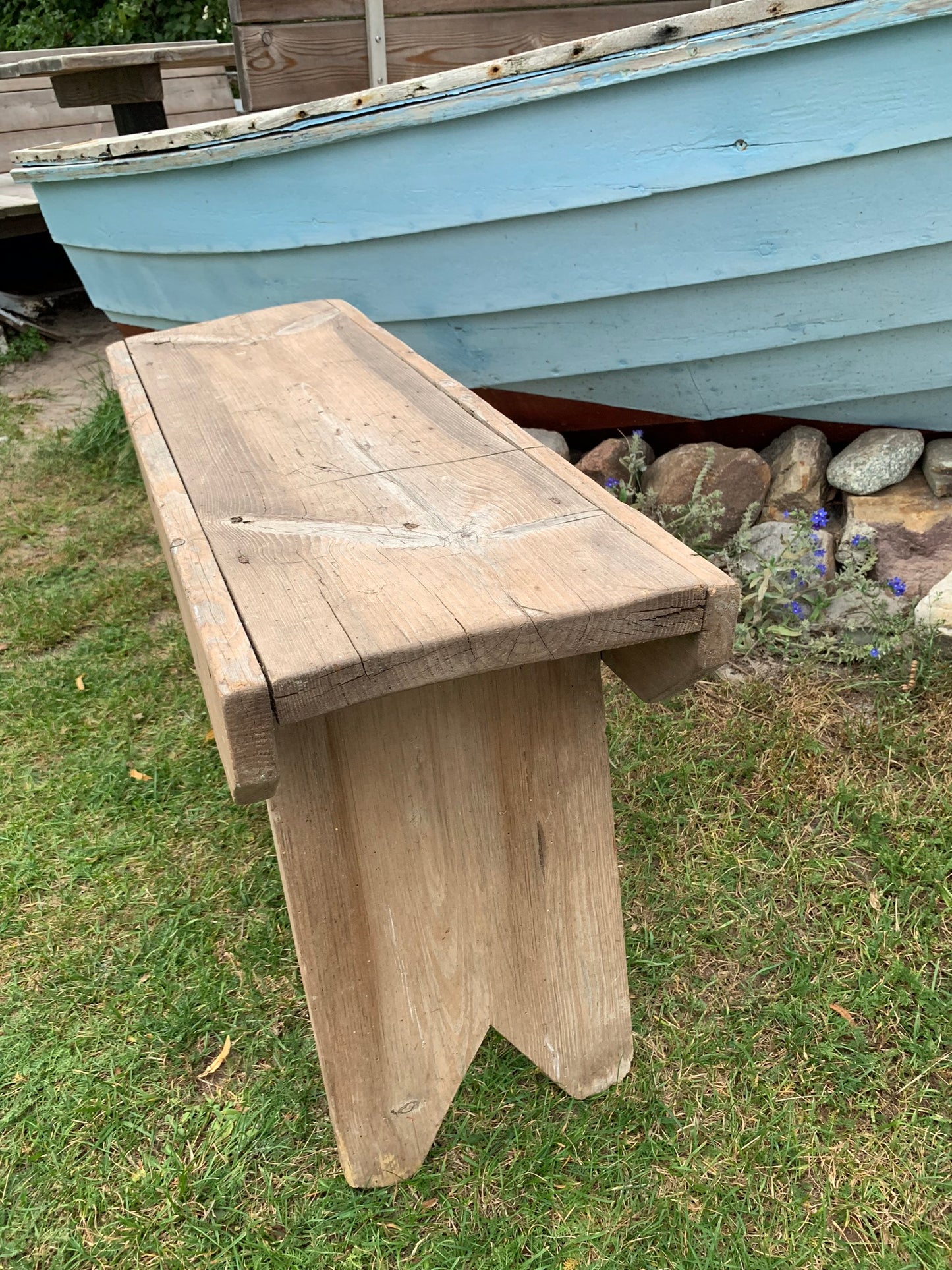 Fin liten bänk med vacker patina