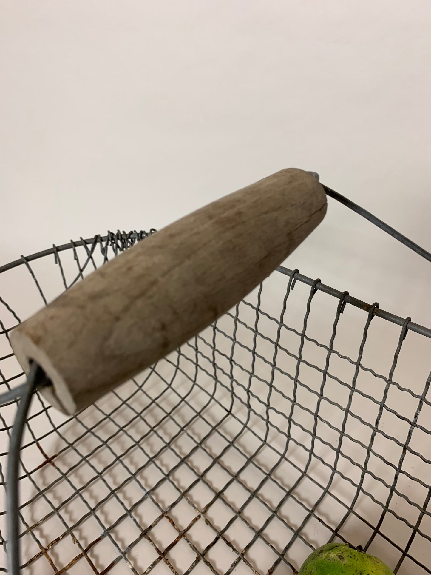 Vacker fil de fer korg