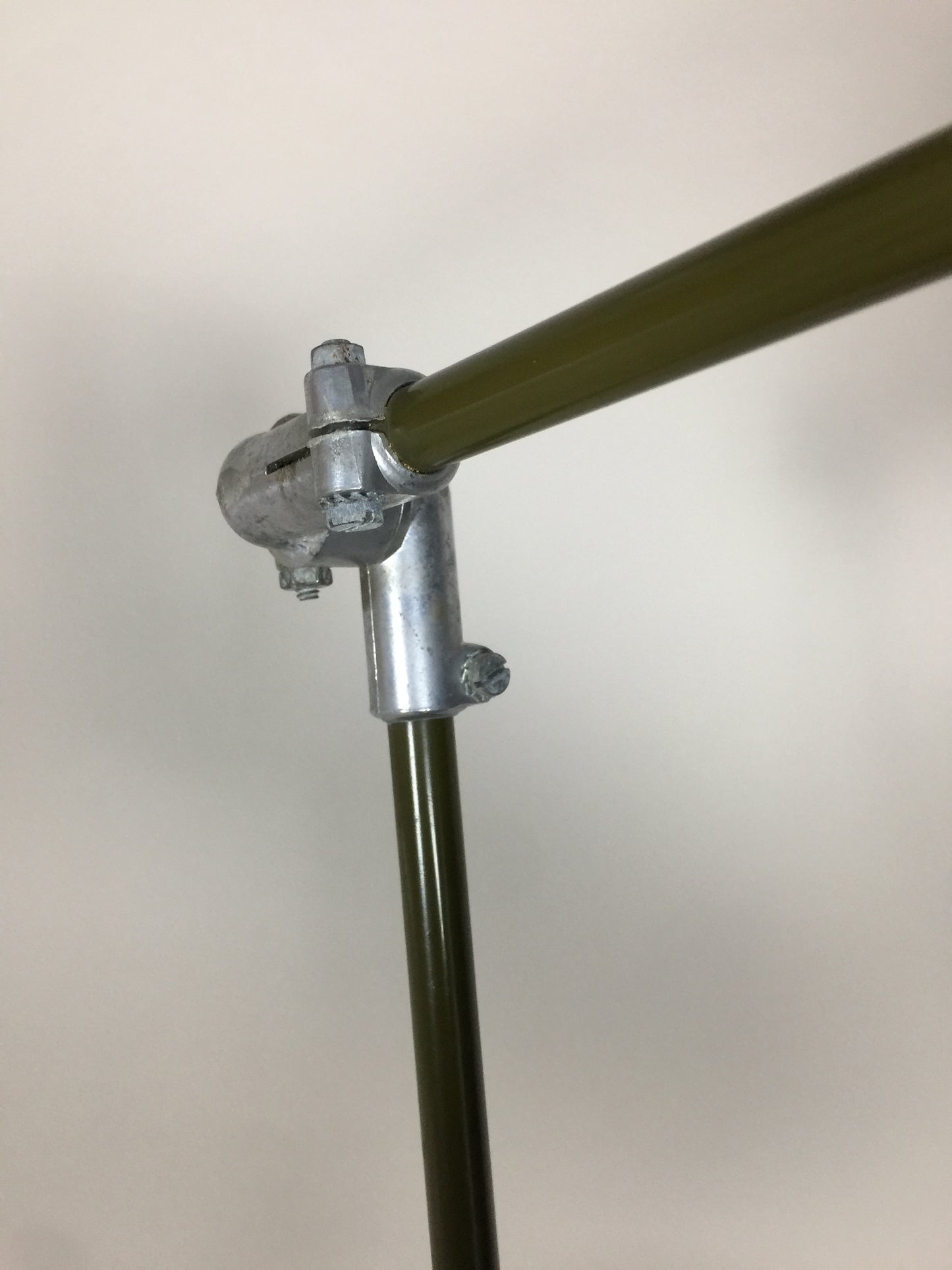 Industriell Rijo arkitektlampa i armégrönt