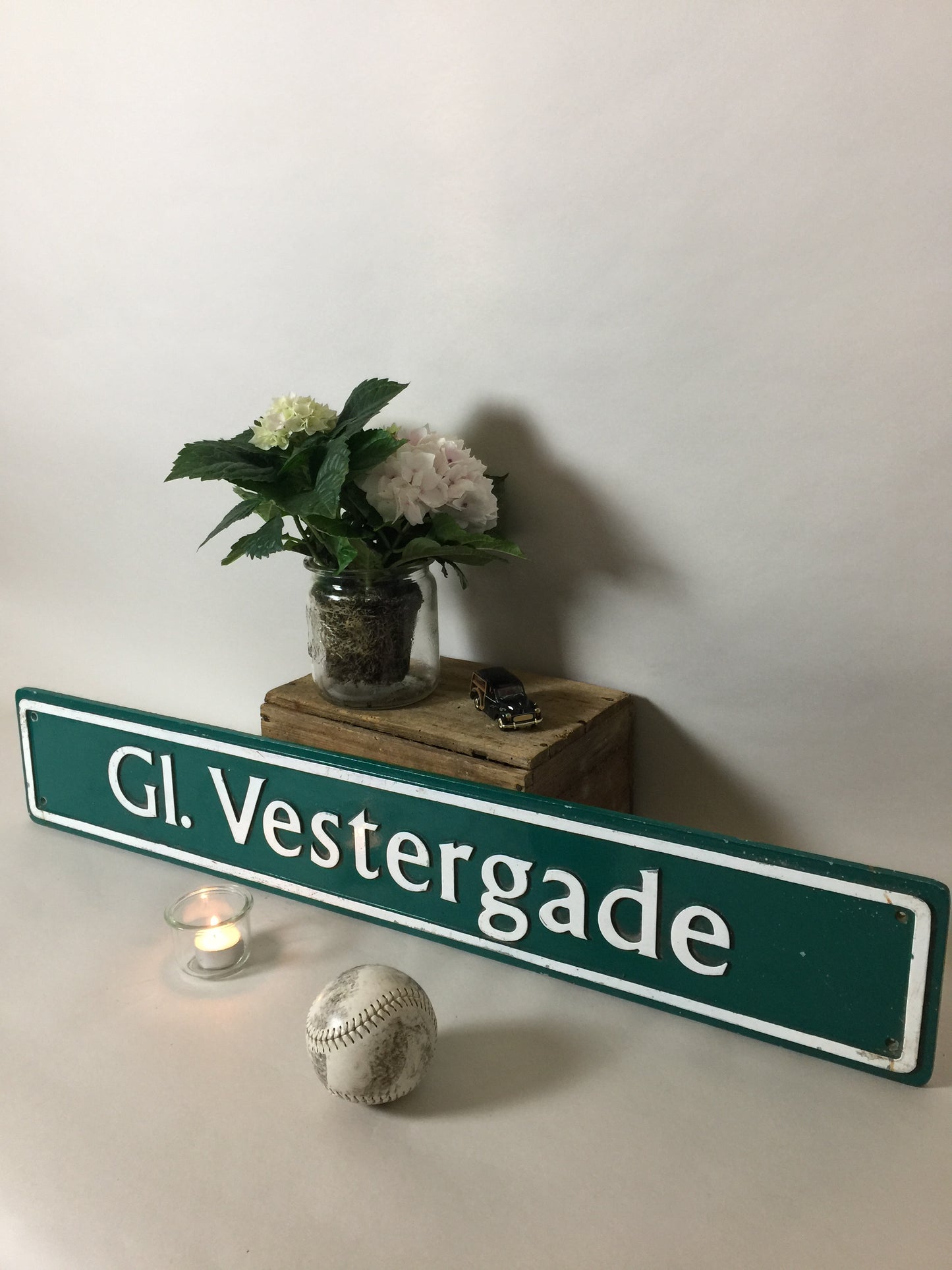 Slingrar sig nerför Vestergade - Fin grön vägskylt