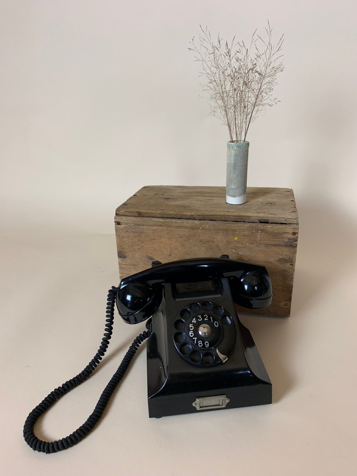 Gammal bakelittelefon