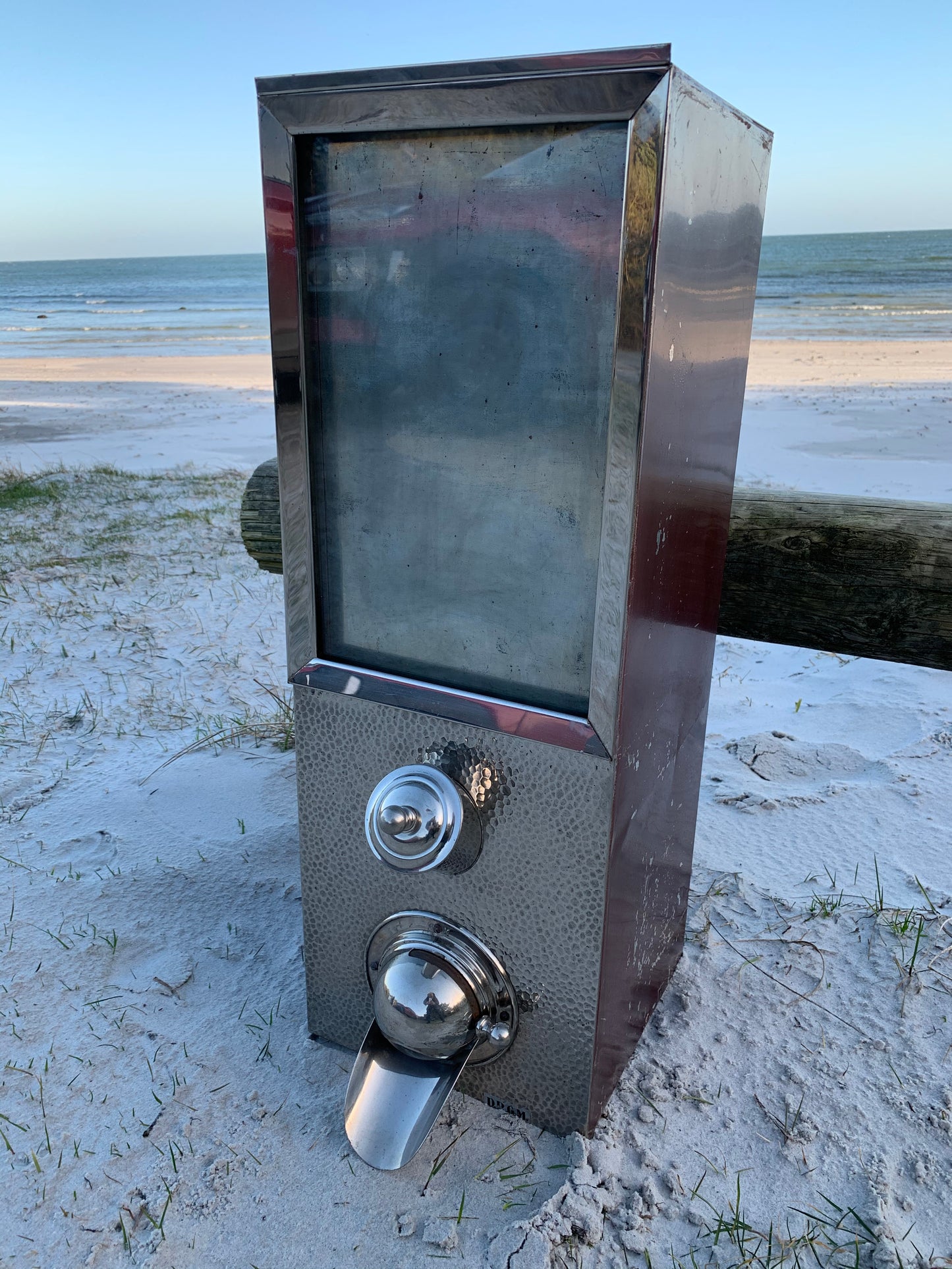Rolig gammal kaffeautomat för kaffeälskaren