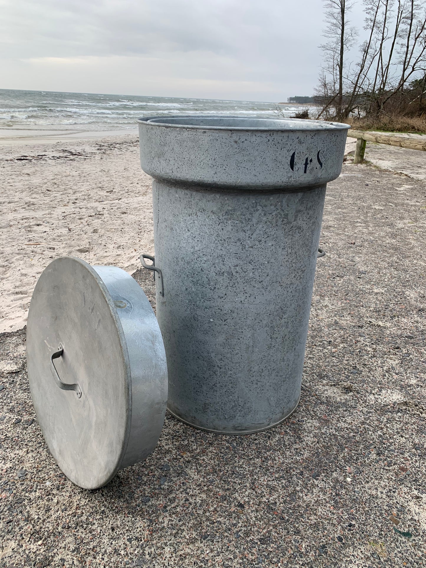 Mycket stor behållare med lock