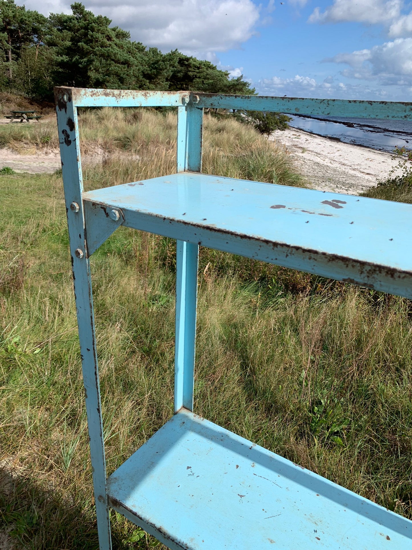 Rå och vacker metallhylla