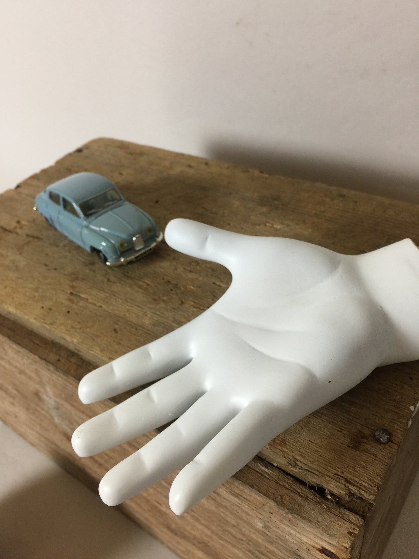 Barnhand med fina detaljer