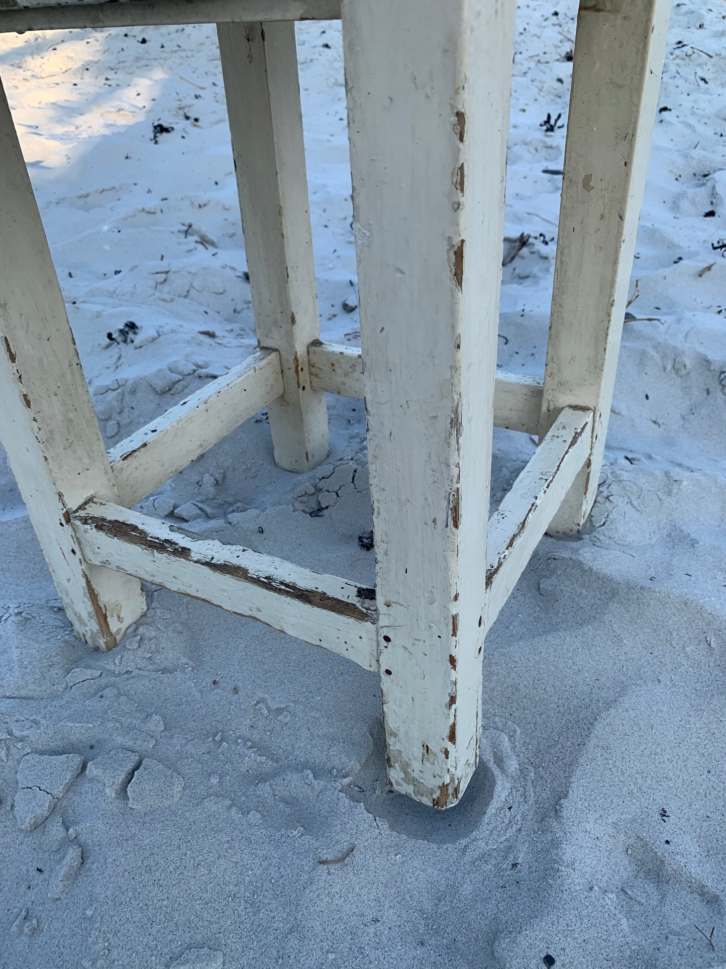 Litet bord med låda