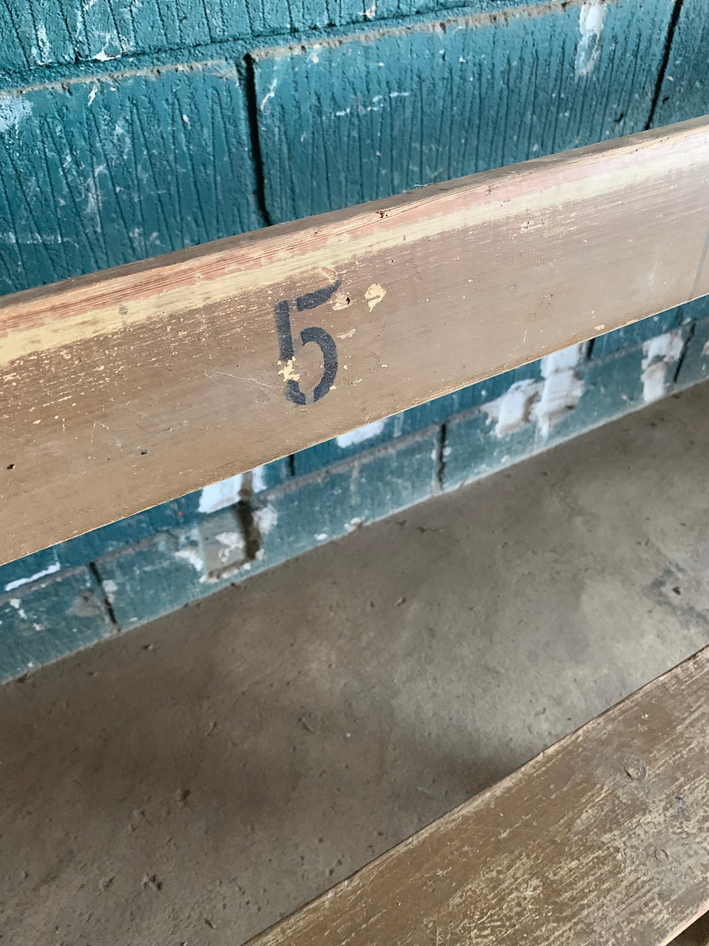 Vacker långbänk med fina detaljer - kommer från ett hotell på Bornholm