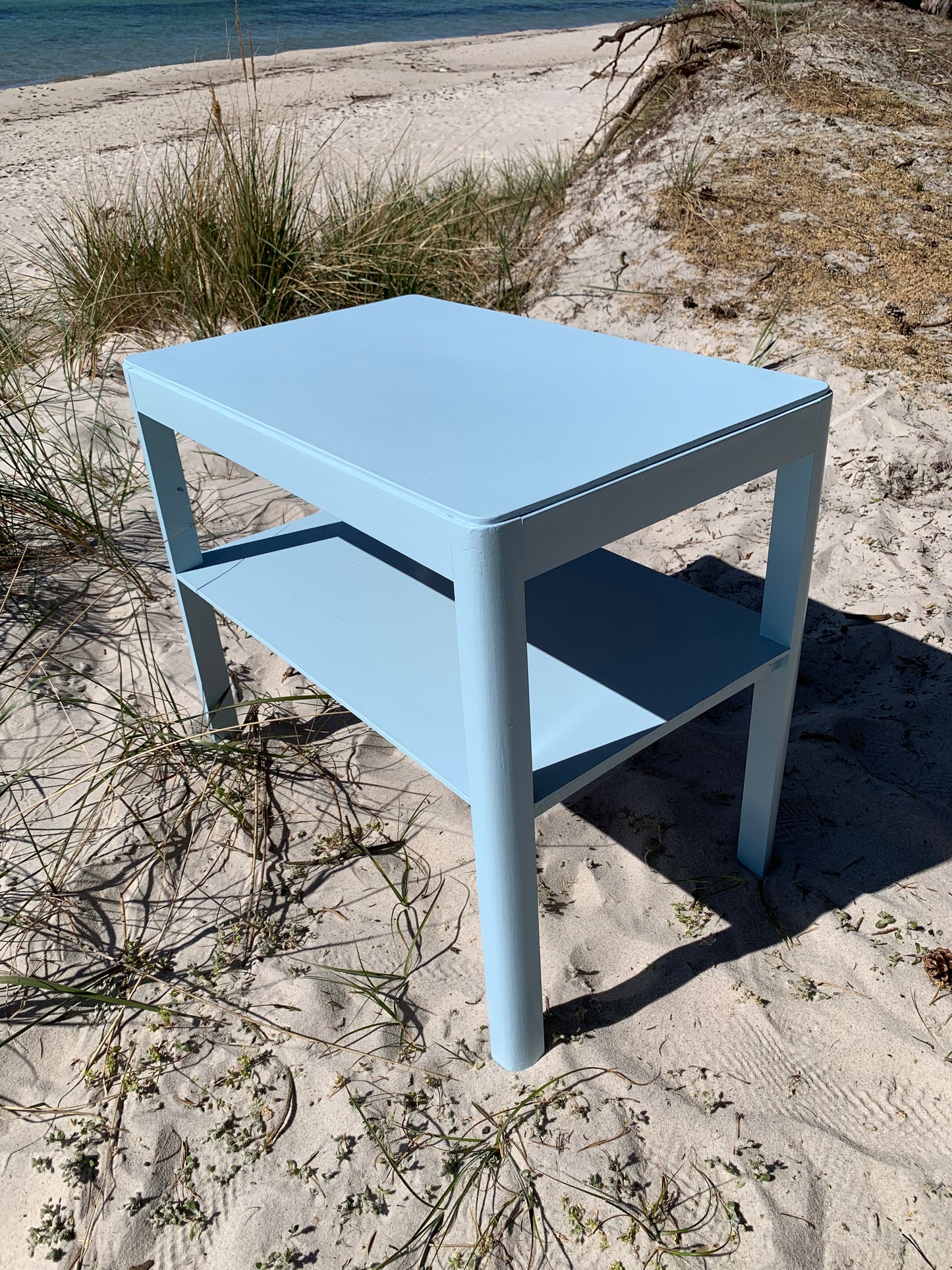 Ljusblått bord med hylla