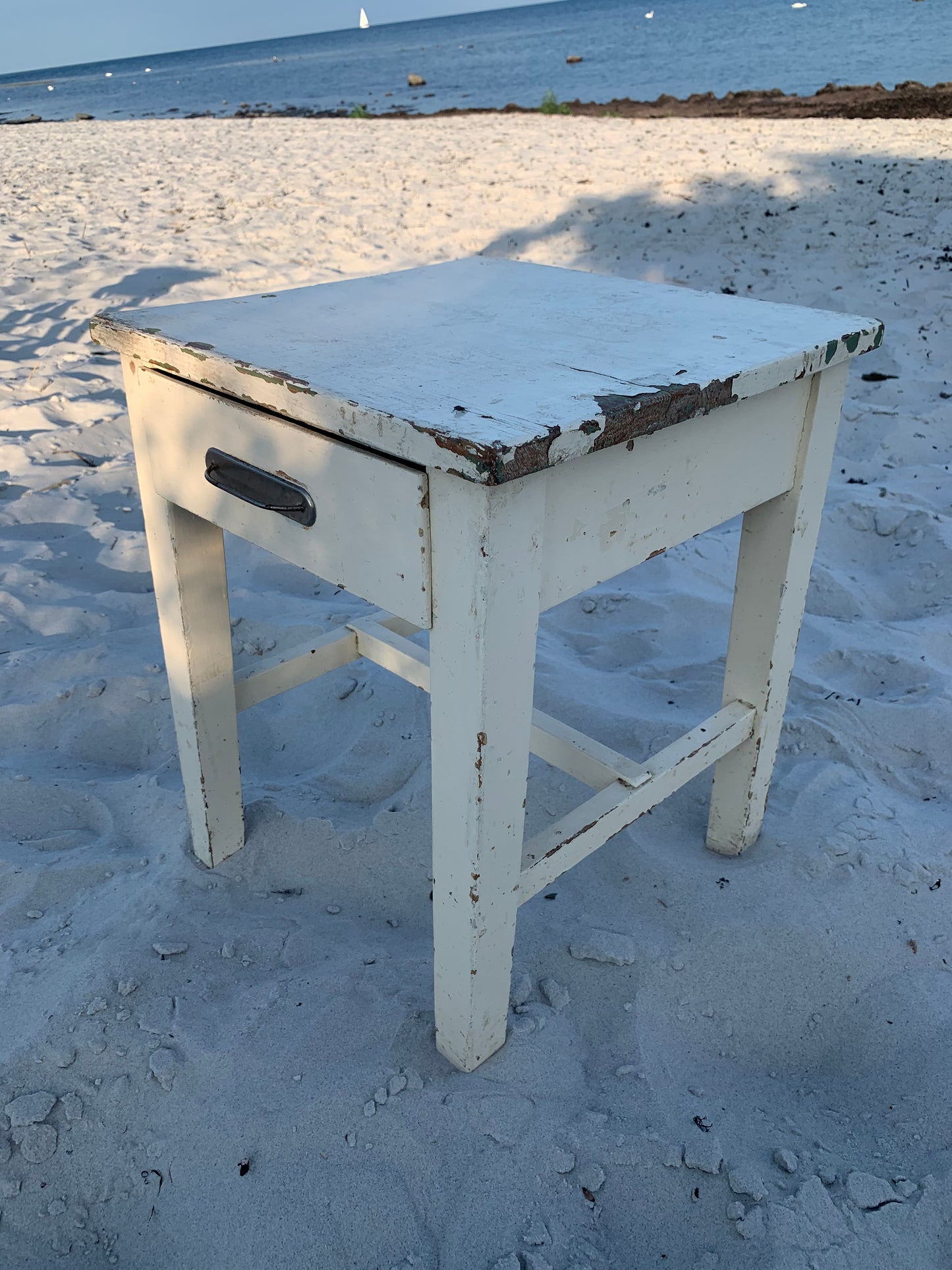 Litet bord med låda