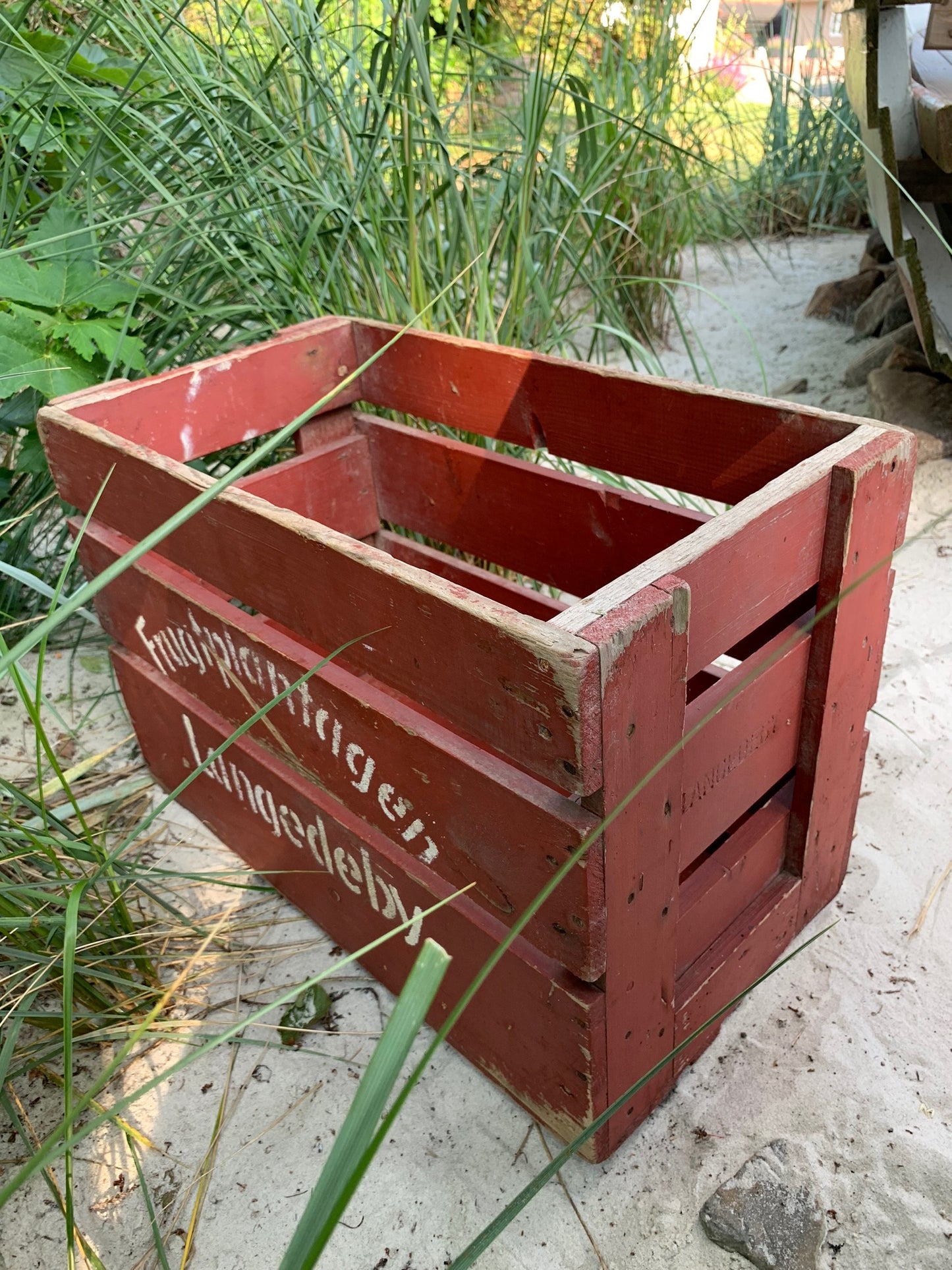 Vacker gammal låda från fruktträdgårdar i Langedeby