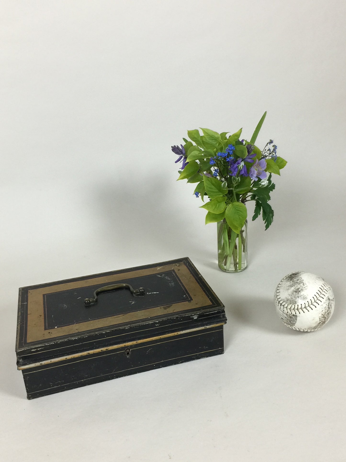 Fin gammal metalllåda med en överraskning inuti