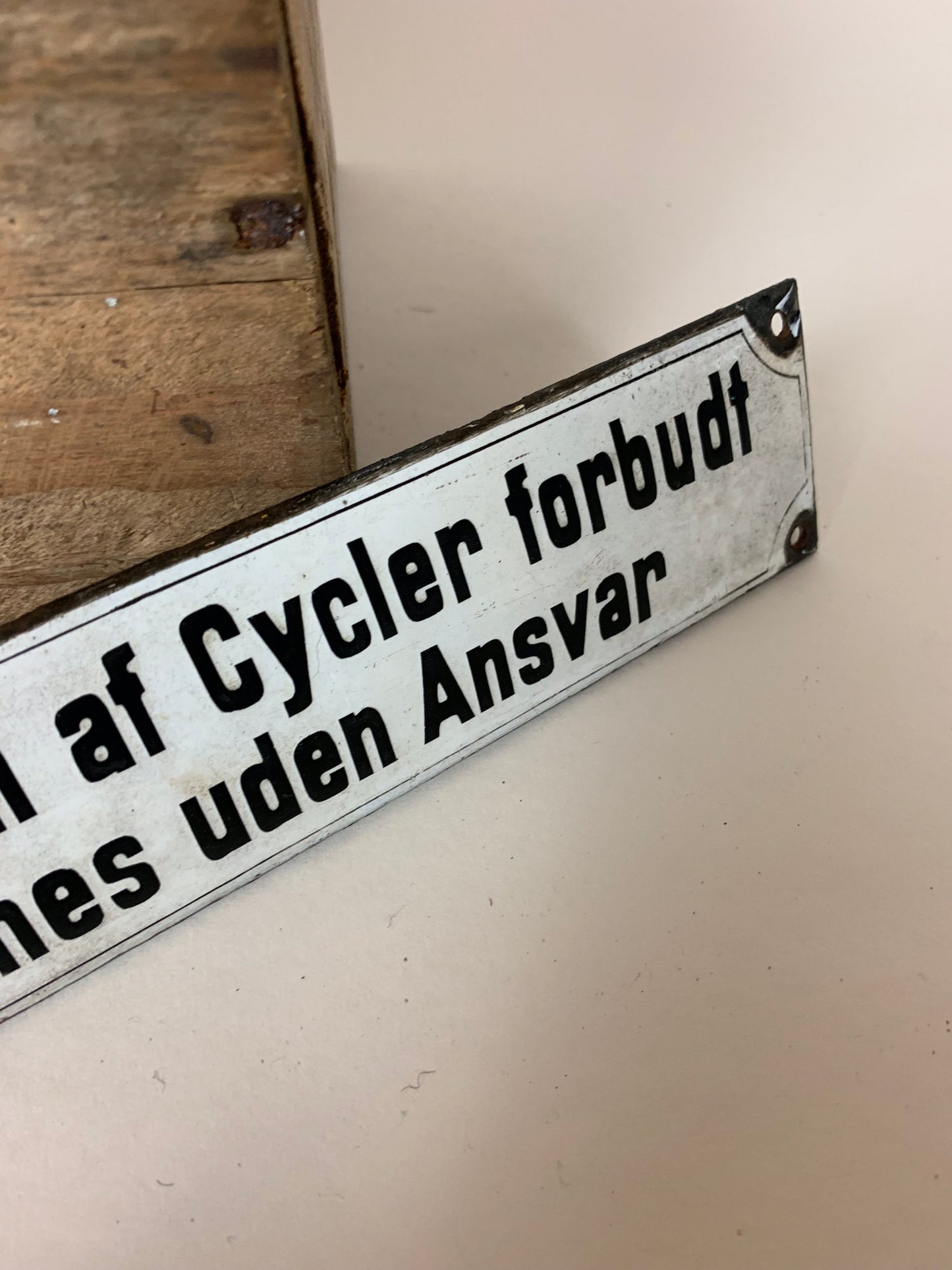 Gammal och rolig emaljskylt