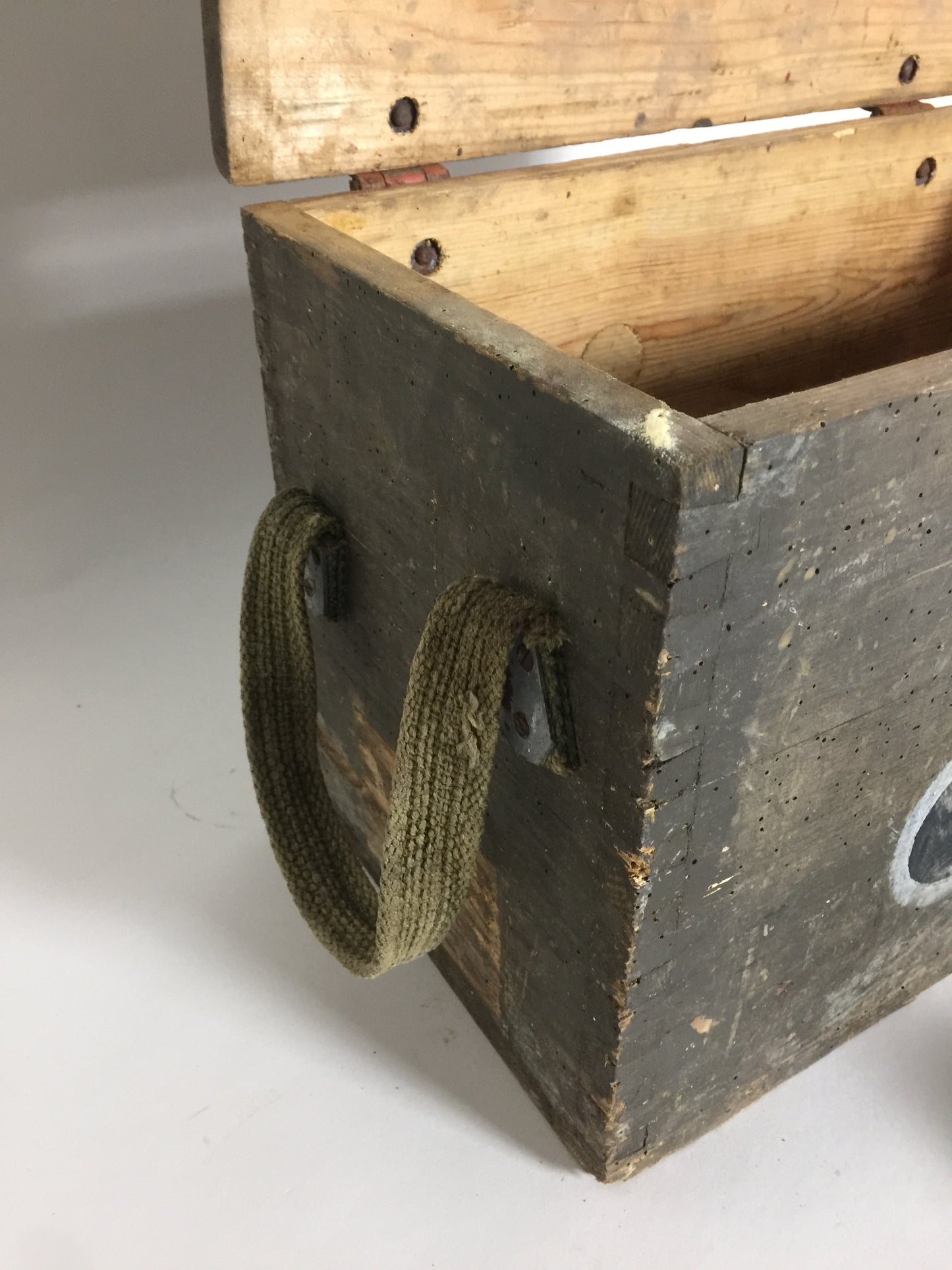 Ammunitionslåda av trä med lock och handtag