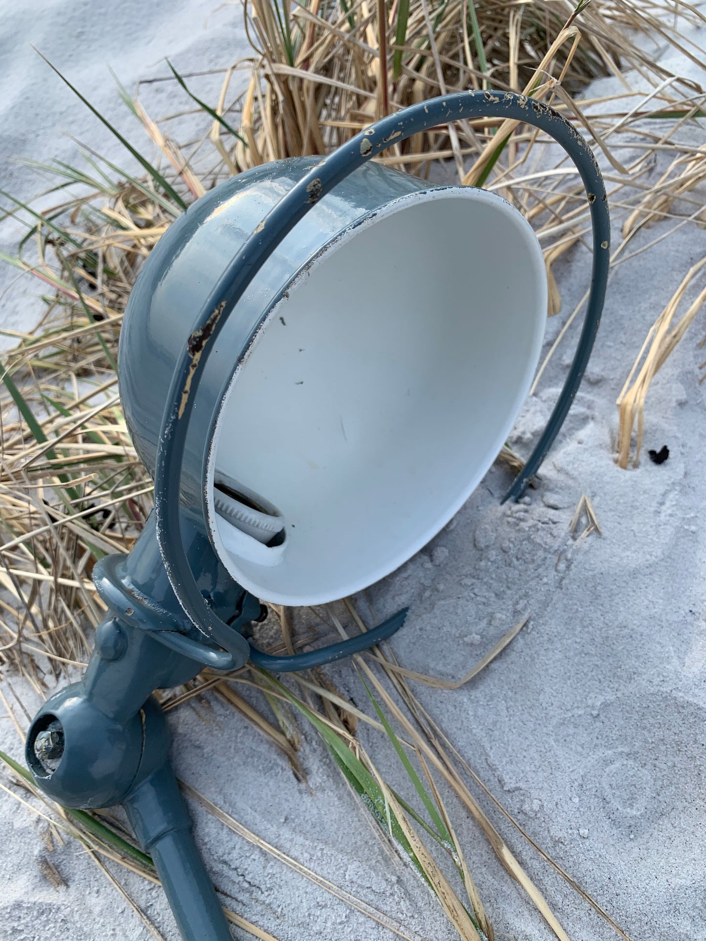 Jieldé vägglampa i grått med mycket patina