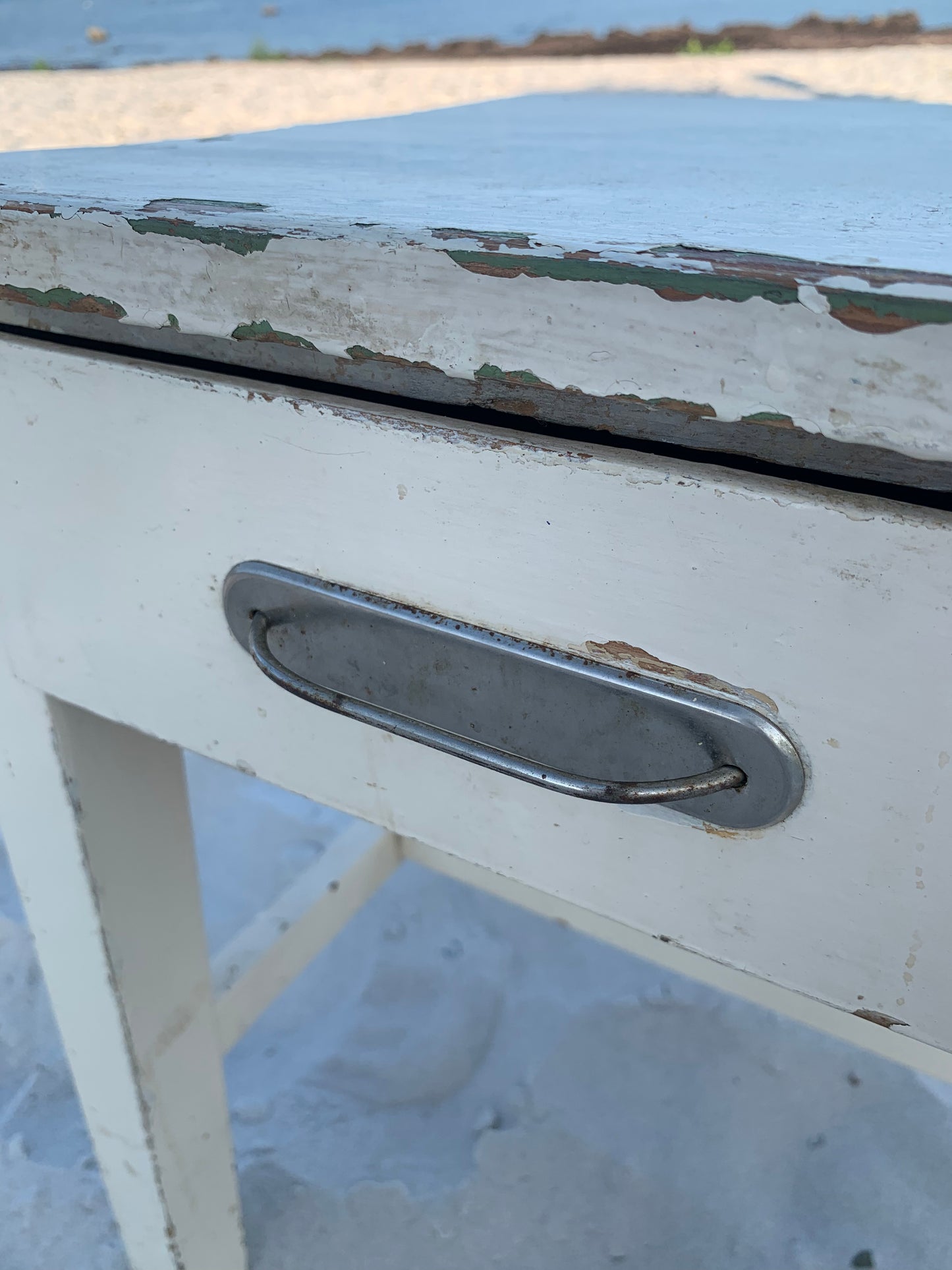 Litet bord med låda