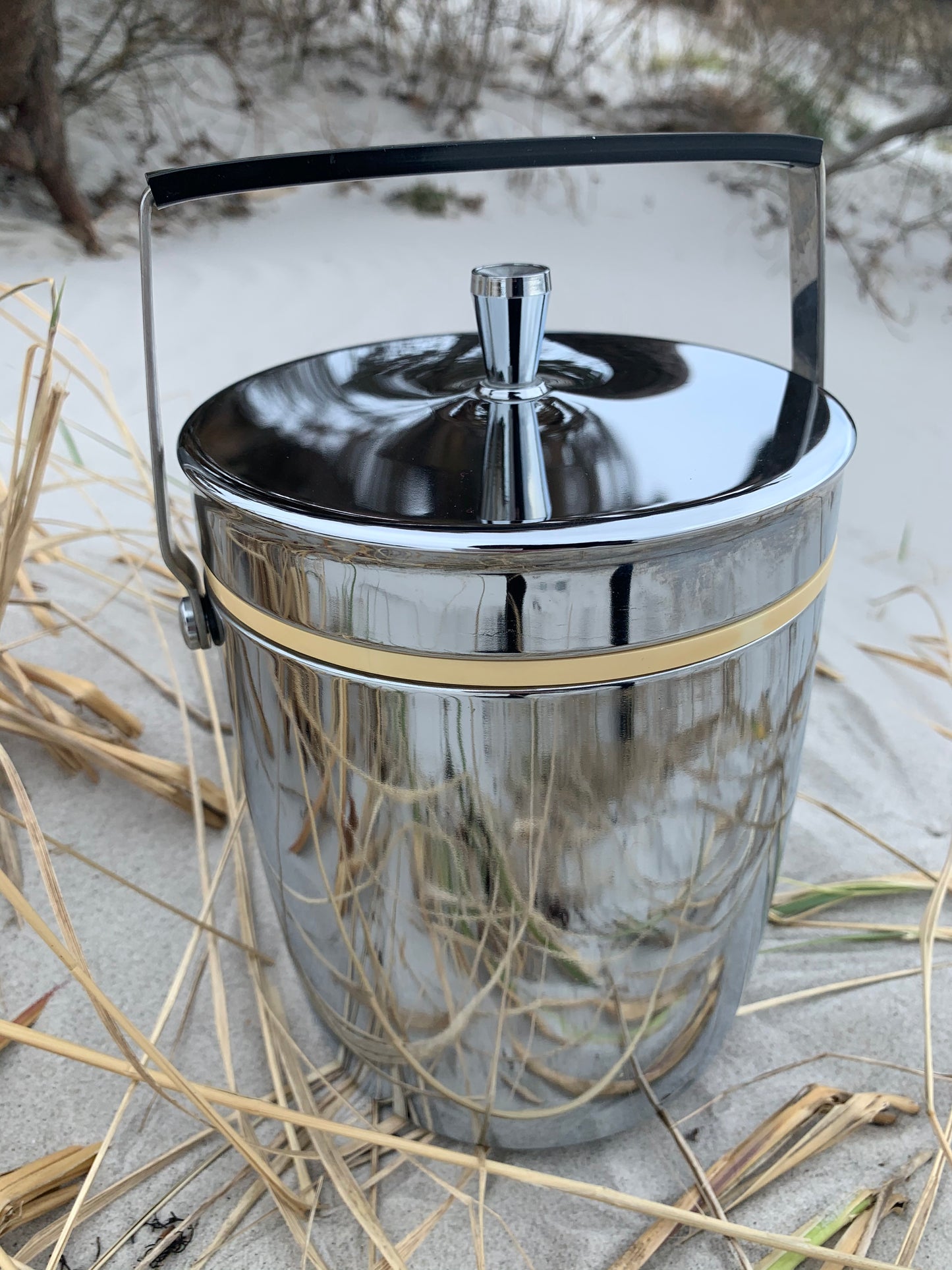Ishink med lock och handtag