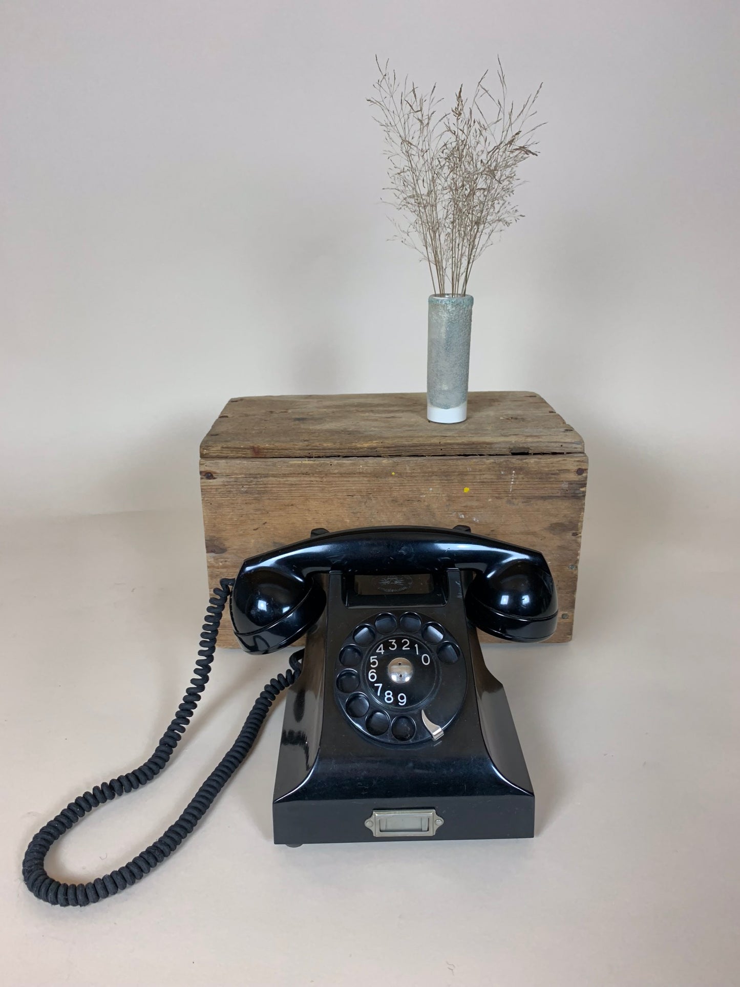 Gammal bakelittelefon