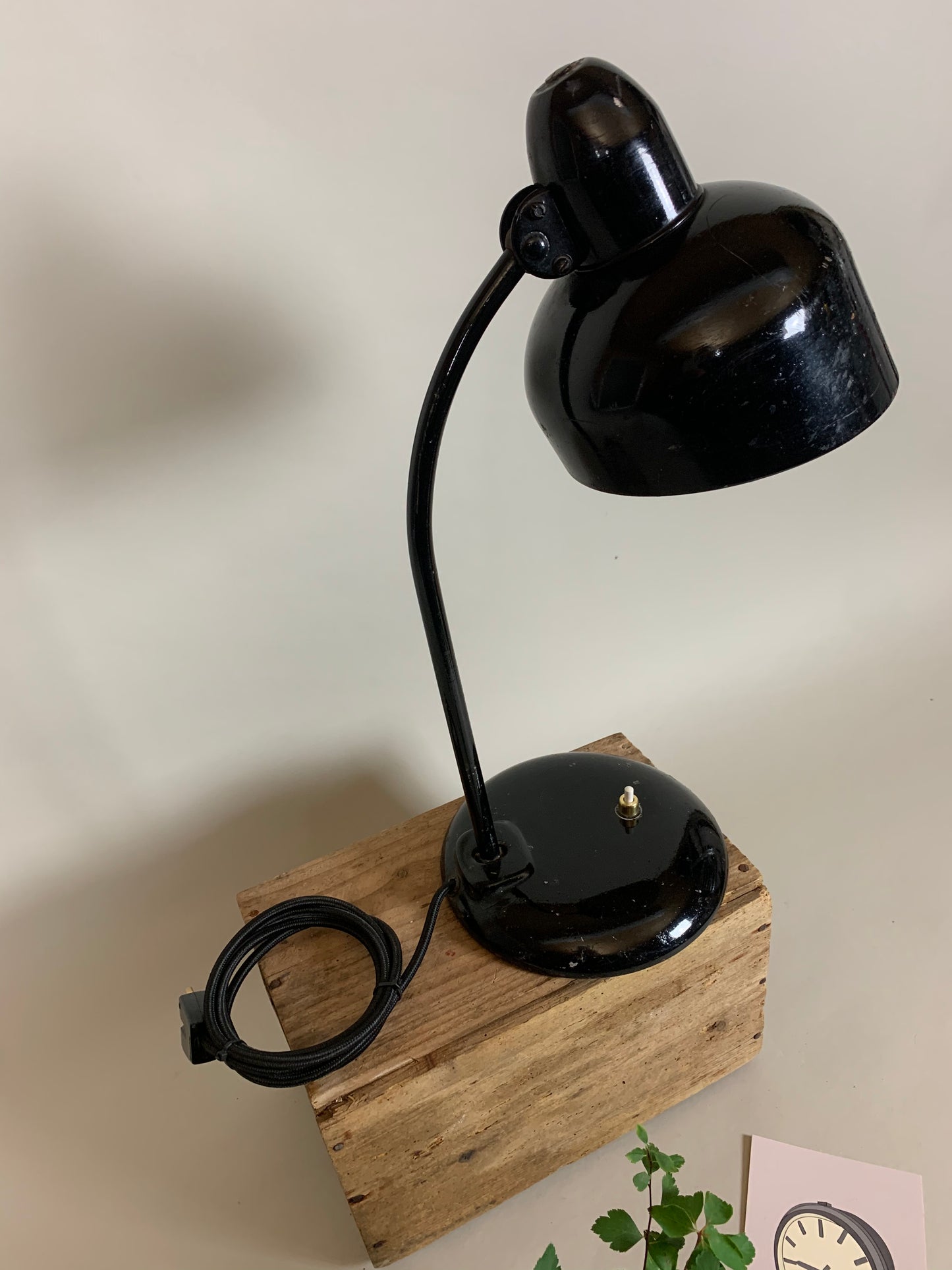 Svart Escolux vintage lampa med massor av vacker patina