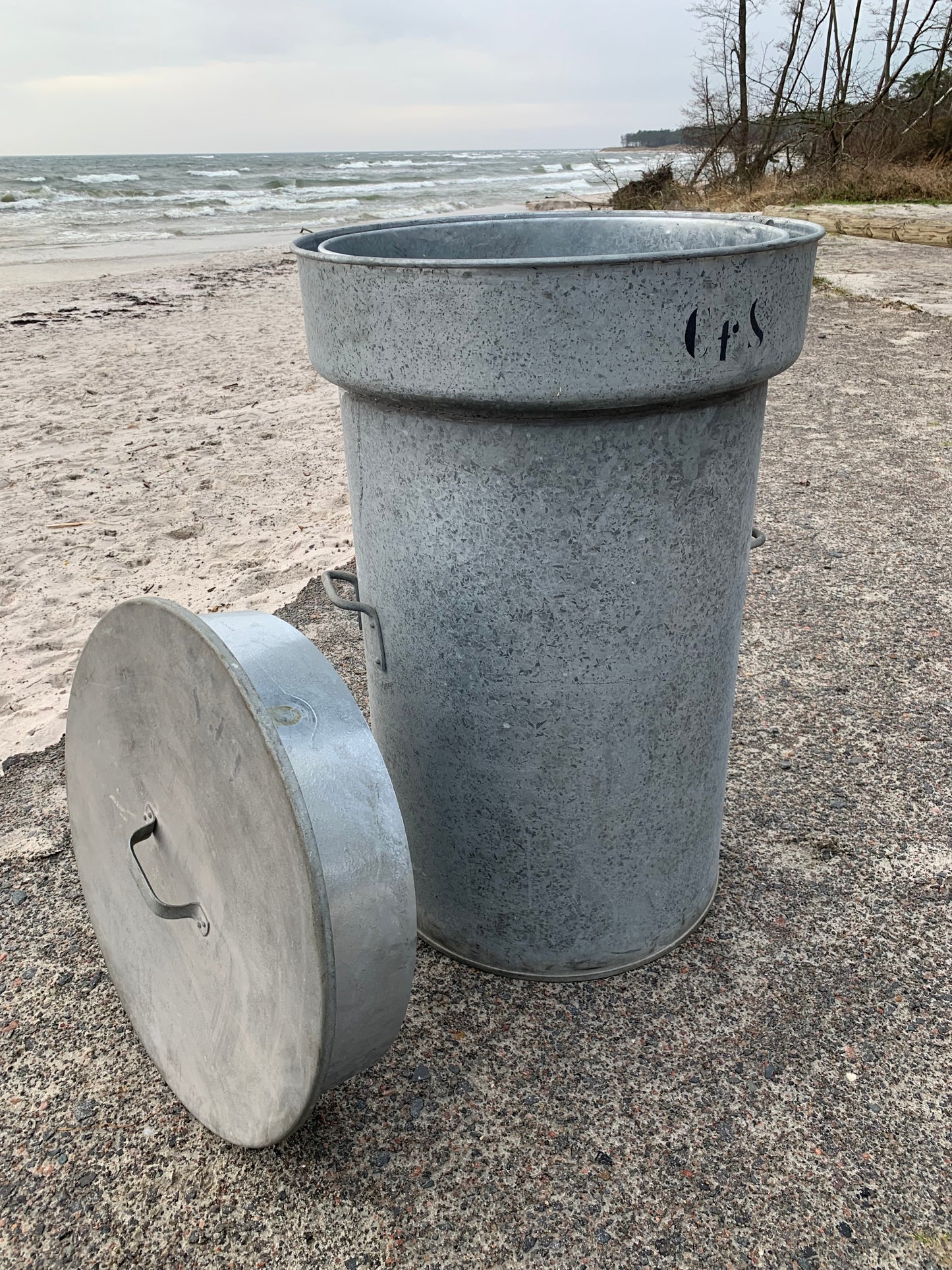 Mycket stor behållare med lock