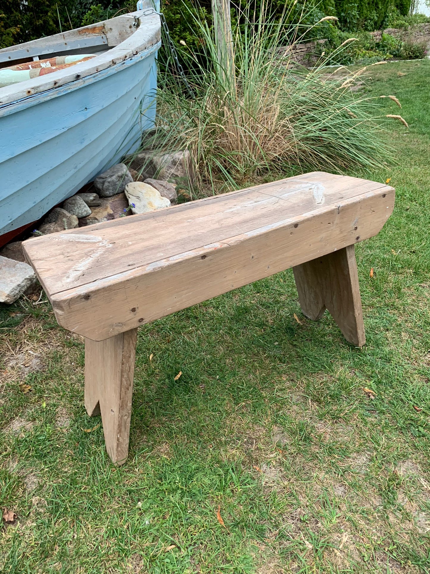 Fin liten bänk med vacker patina
