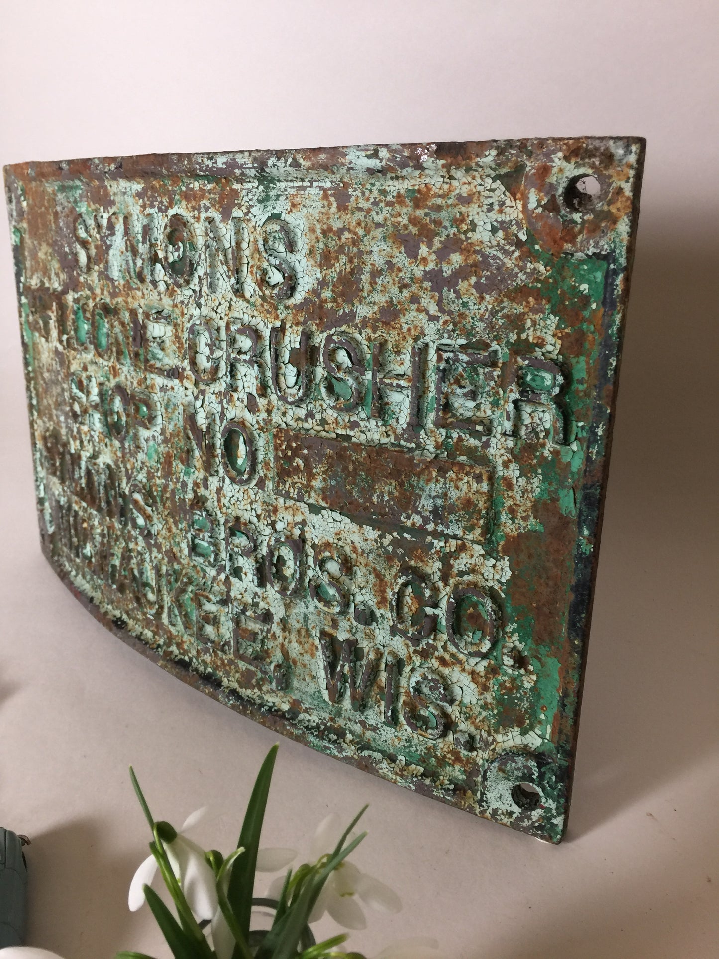 Vacker och svängd gammal skylt med mycket fin patina