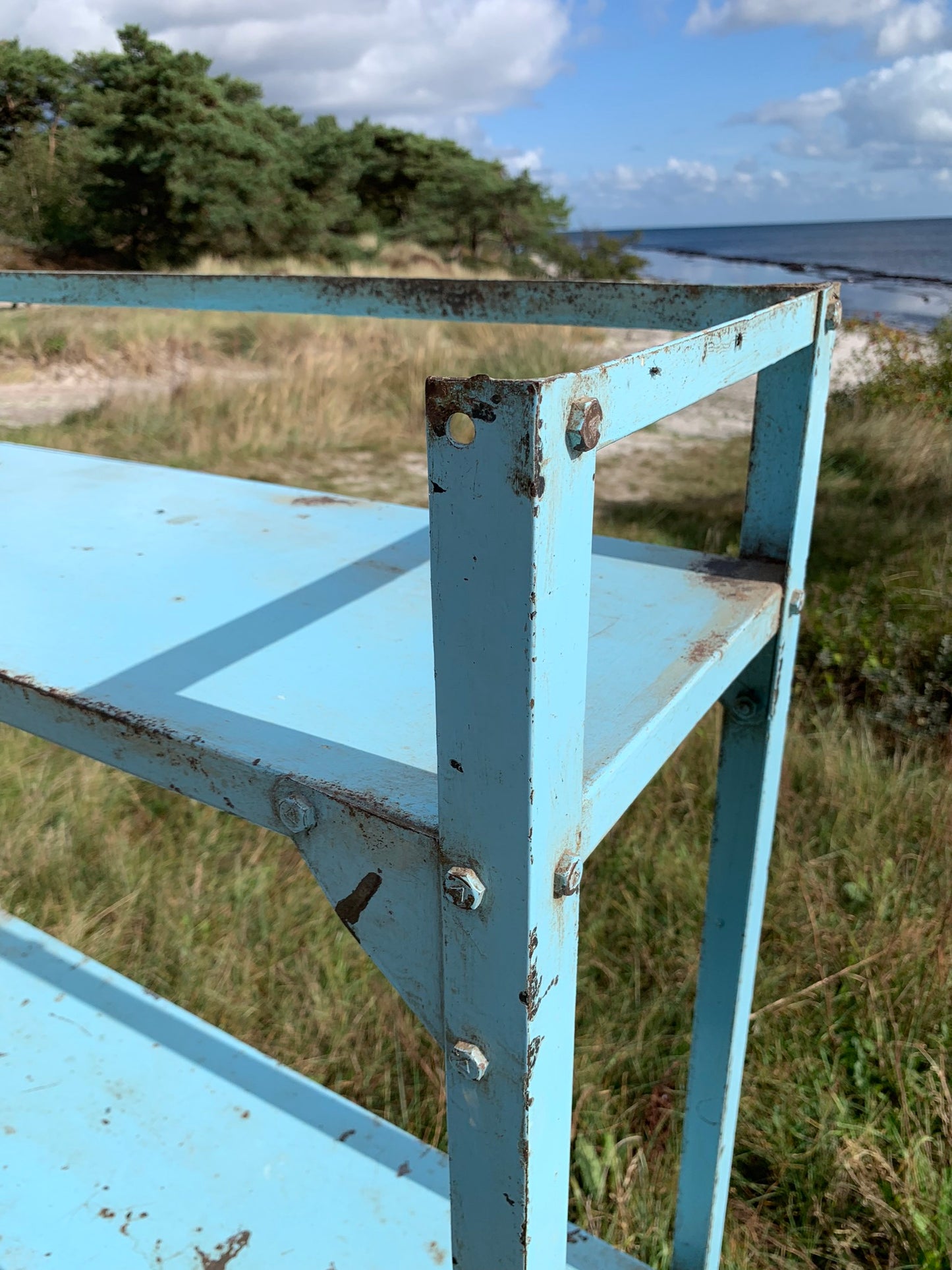 Rå och vacker metallhylla