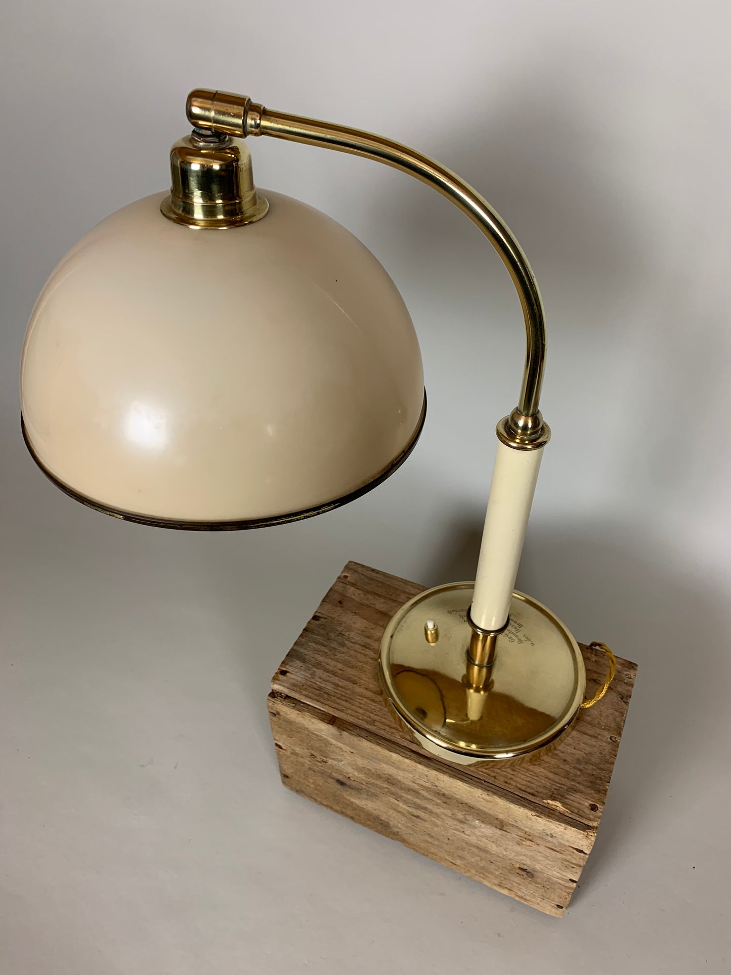 Vintage lampa med bakelitskärm