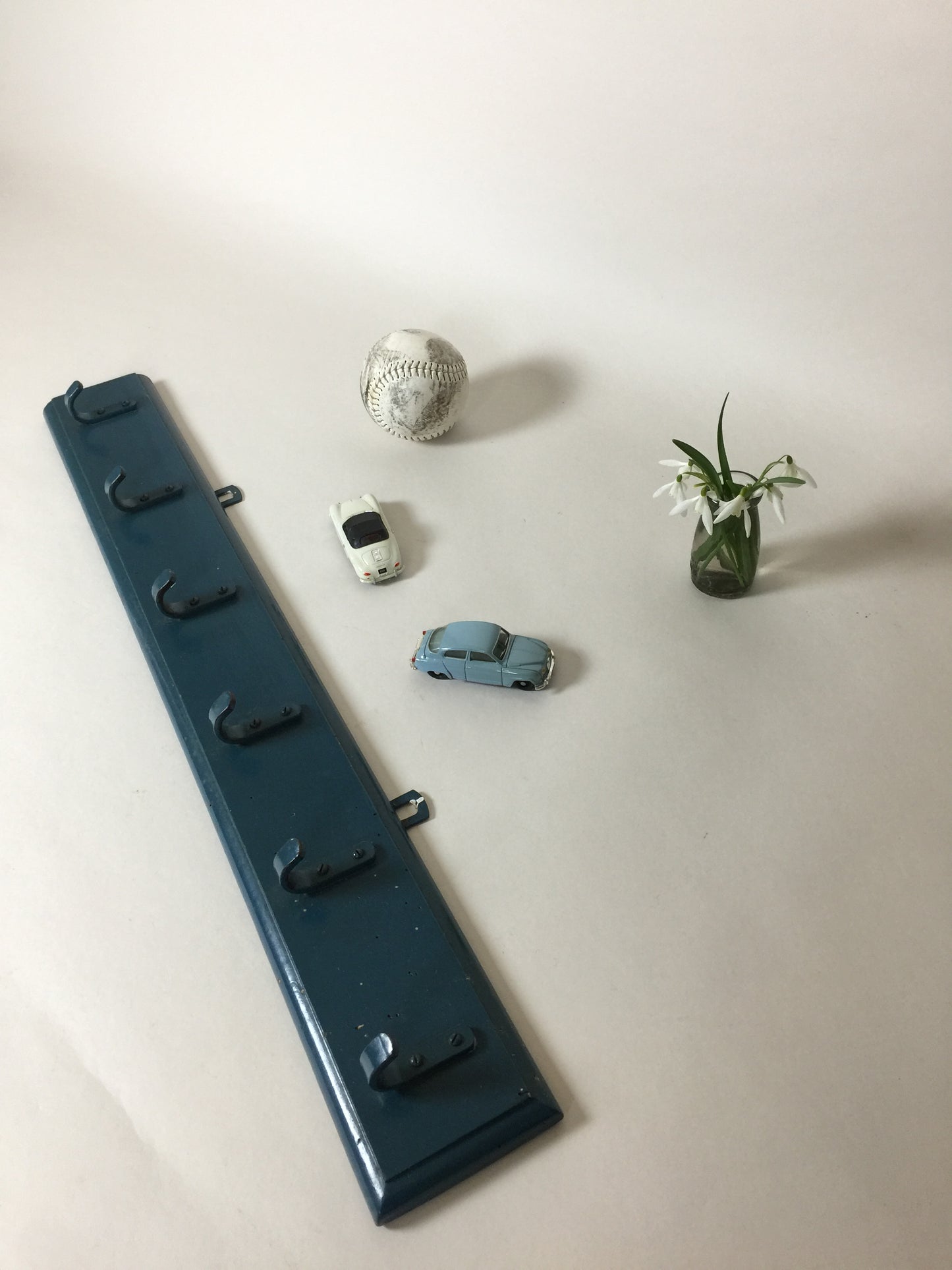 Fin gammal blå klädhängare