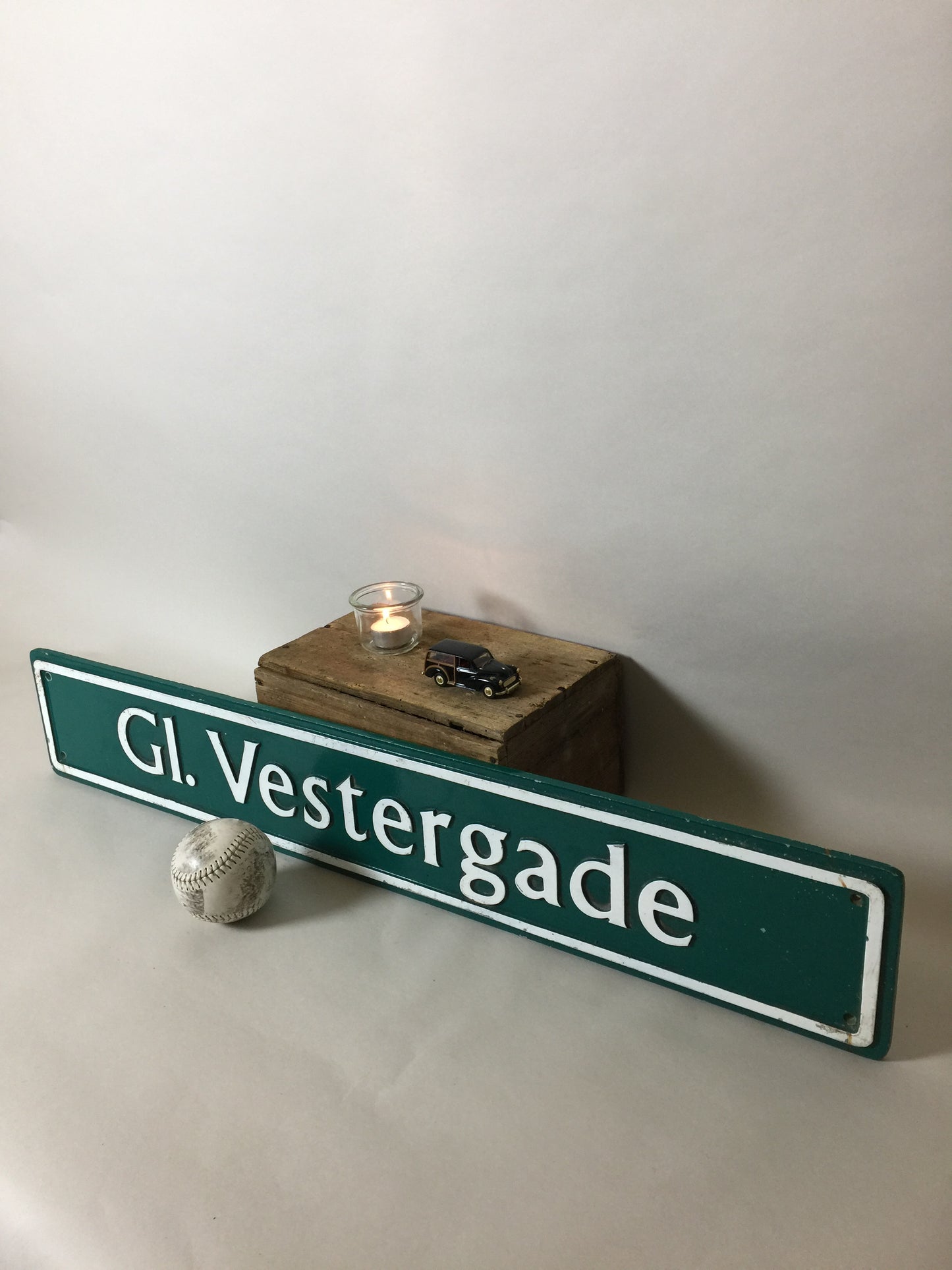 Slingrar sig nerför Vestergade - Fin grön vägskylt