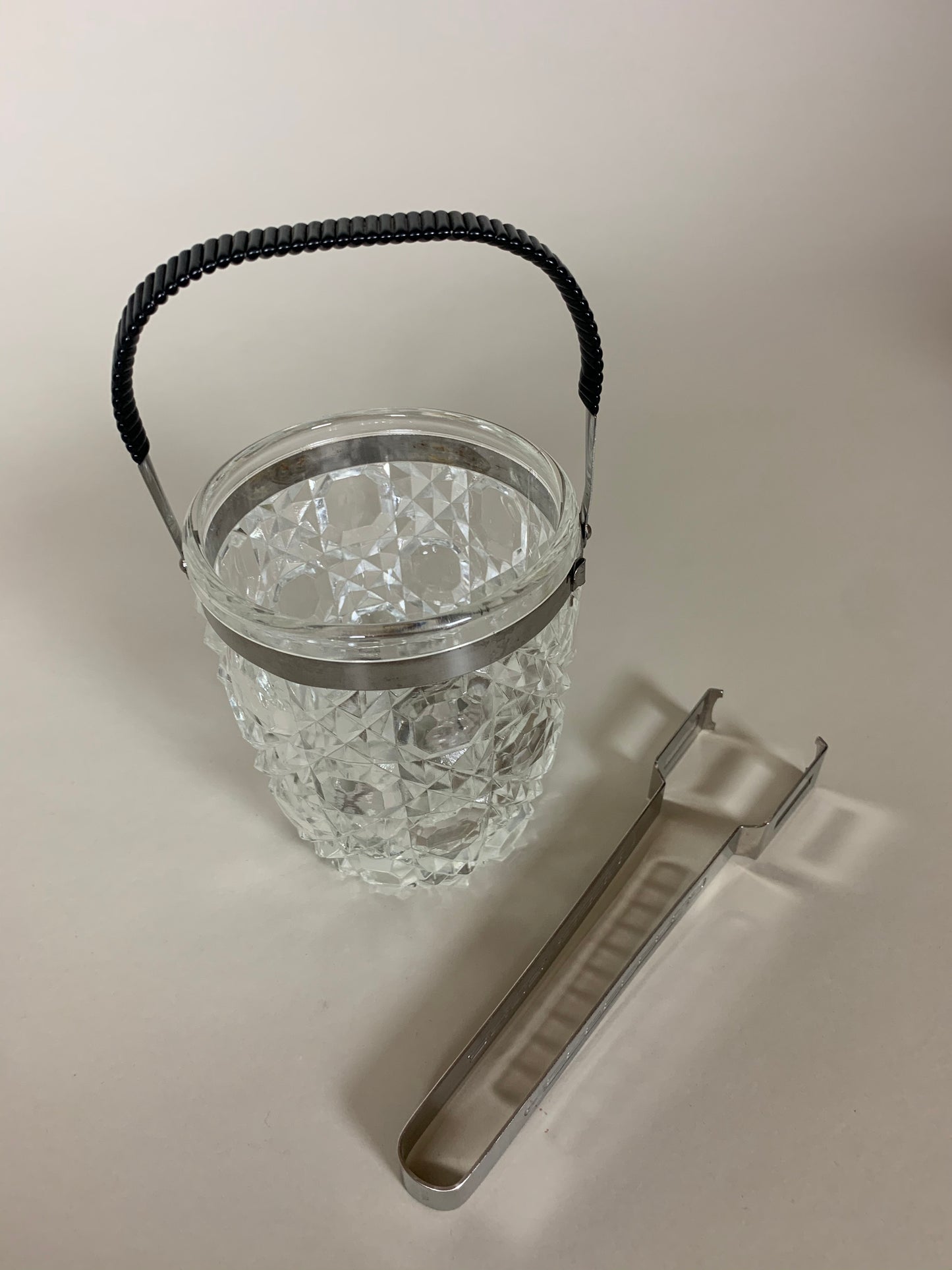 Ishink av glas med tång