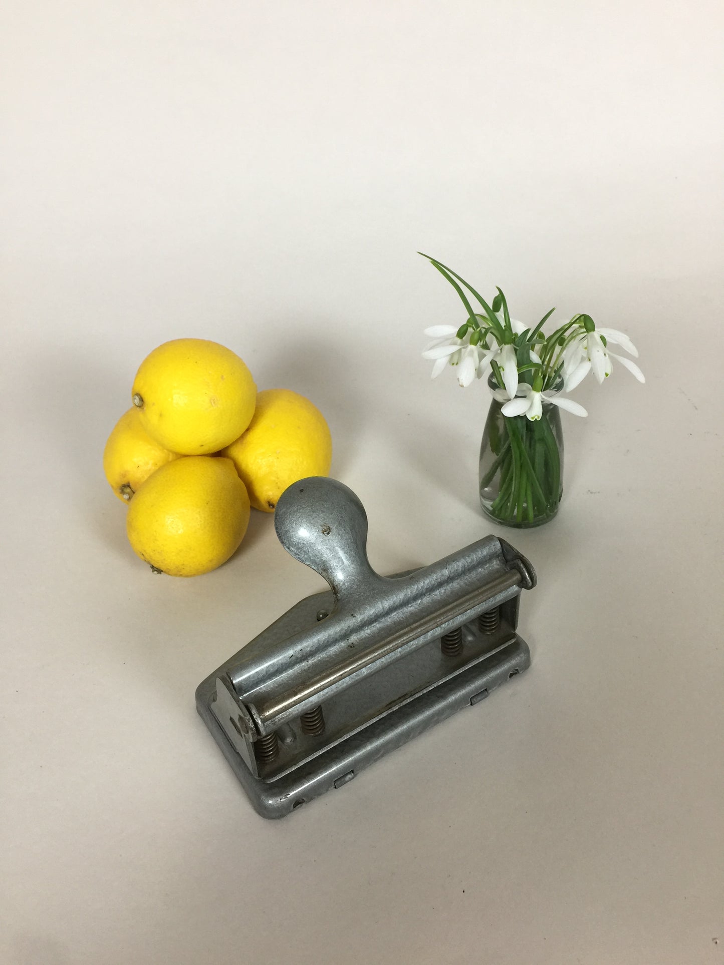 Vacker industriell stansmaskin i hammarlack