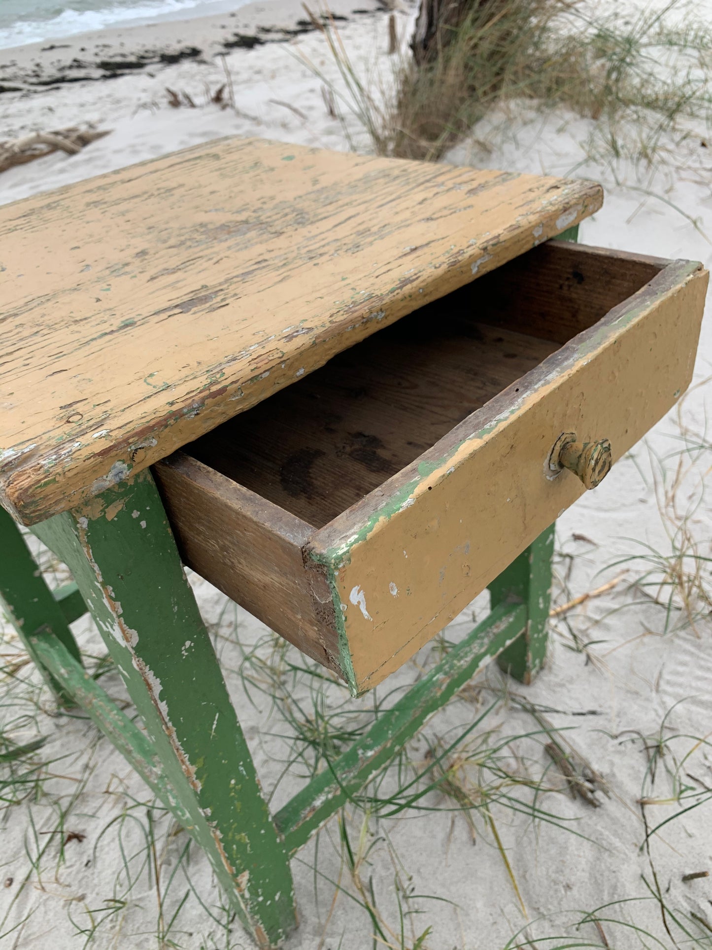 Litet bord med låda