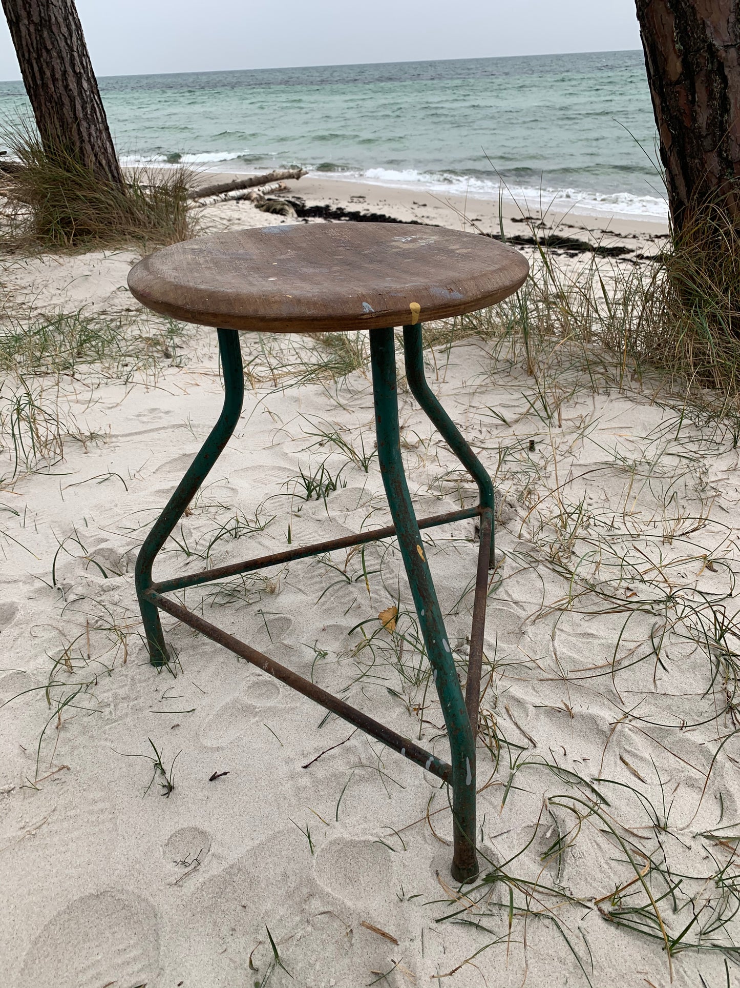 Industriell pall med mycket patina