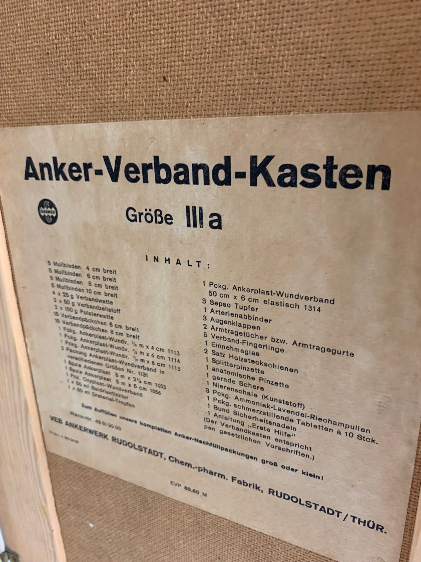 Medicinskåp med innehåll