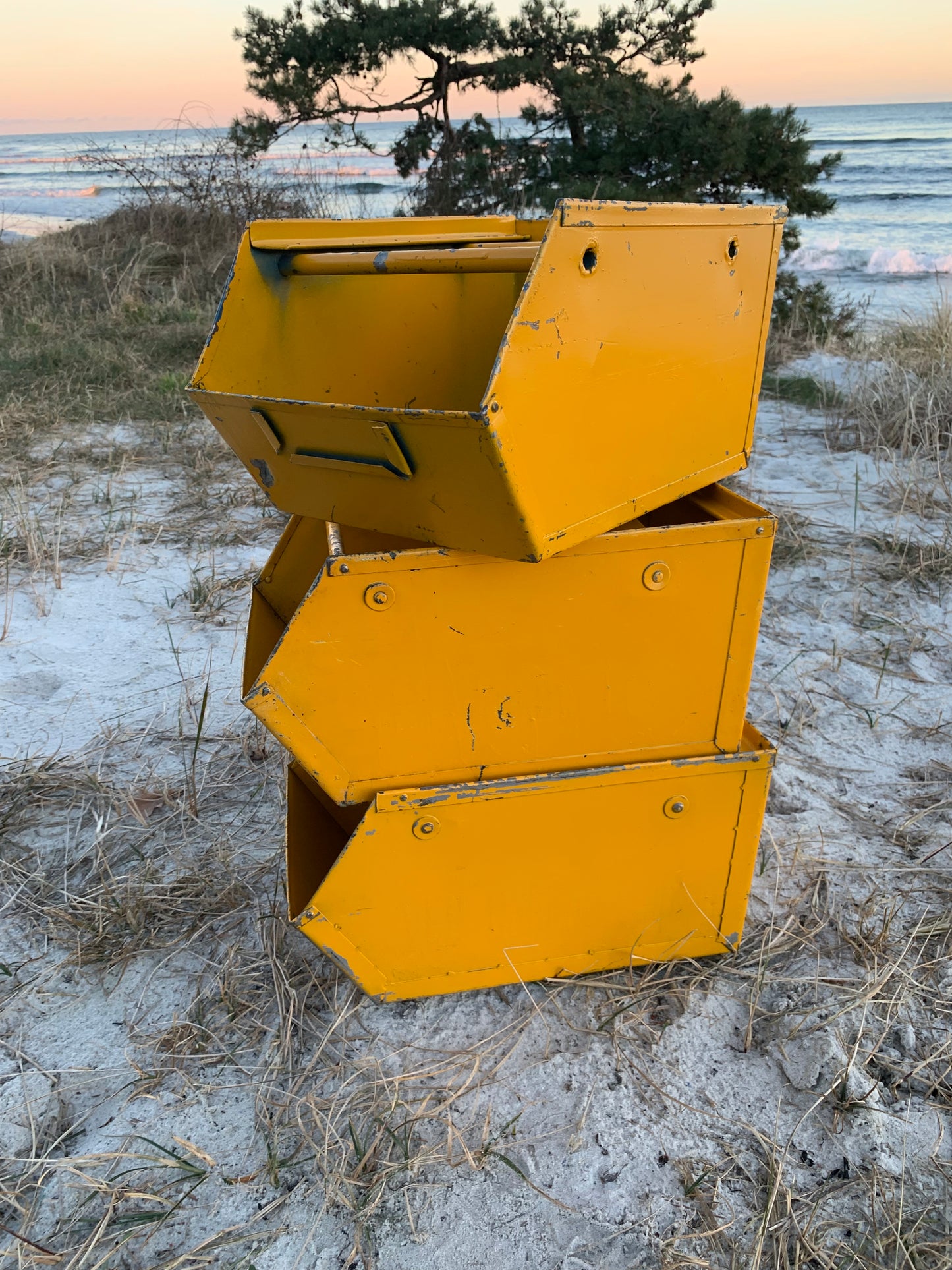 Gul stapelbar metalllåda