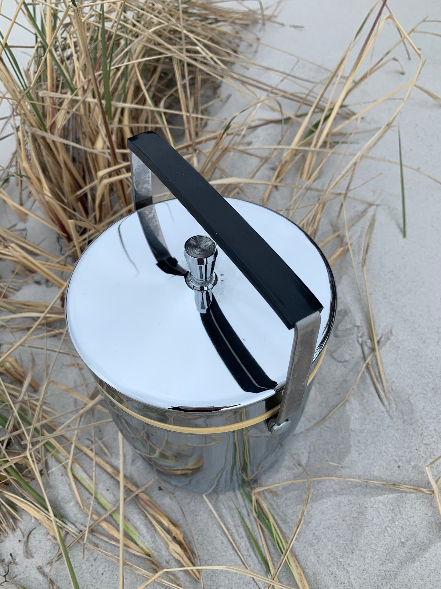 Ishink med lock och handtag