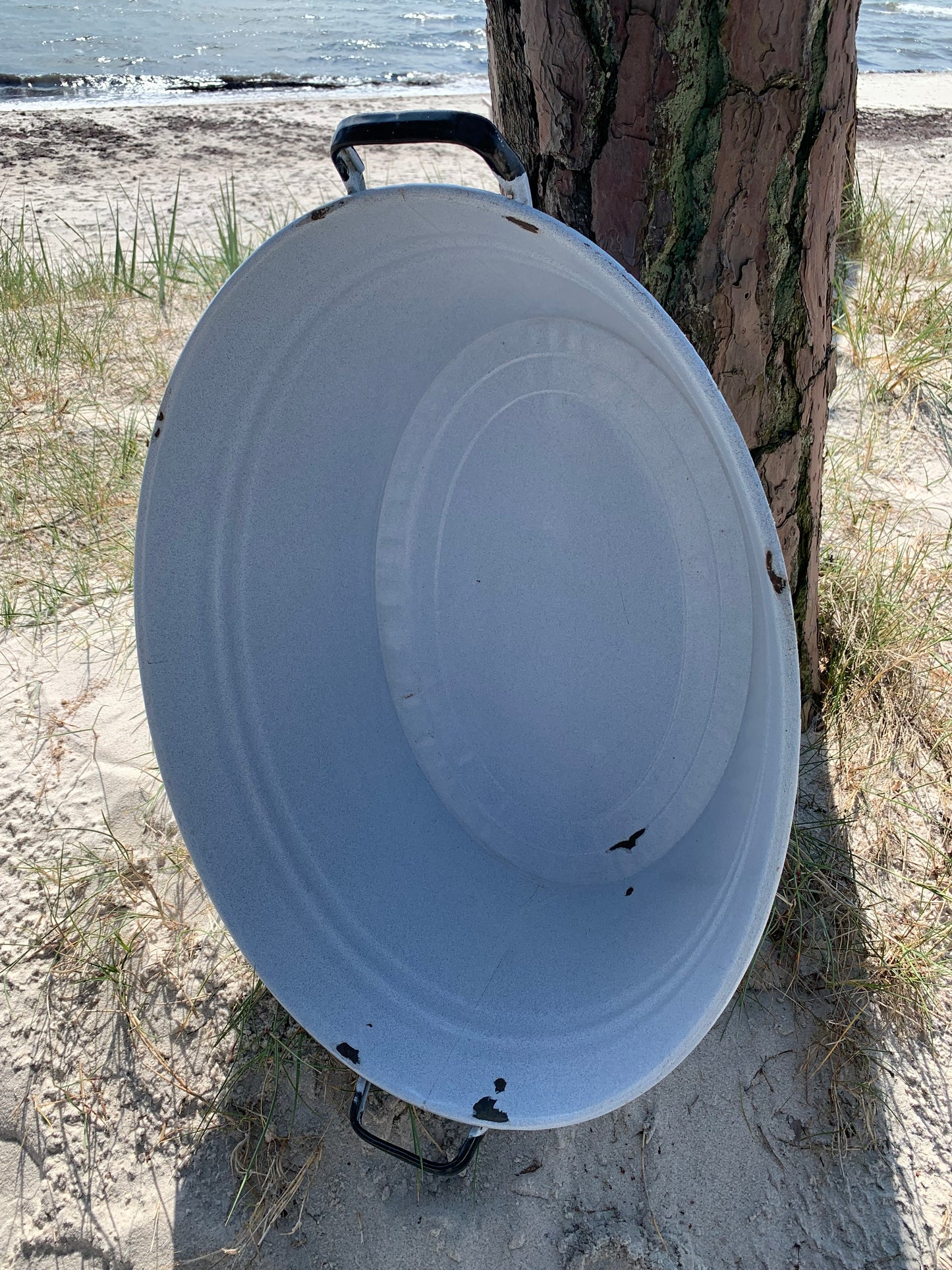 Stort badkar i ljusgrå emalj